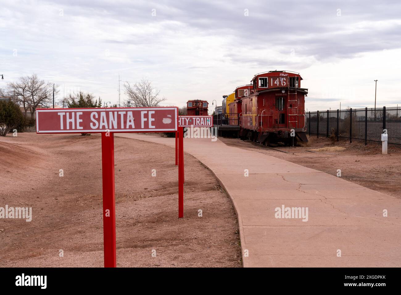 Winslow, Arizona - 18. Dezember 2023: SANTE Fe BNSF Zugwagen in einem Stadtpark in Winslow, Arizona Stockfoto
