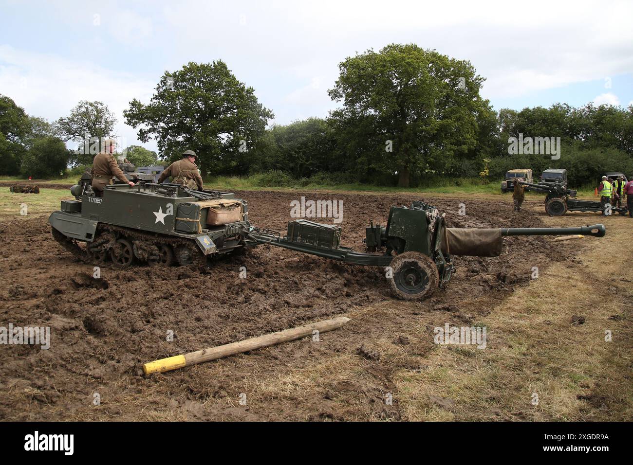 Universal Carrier aus dem Zweiten Weltkrieg schleppt eine 6-Pounder-Panzerpistole Stockfoto