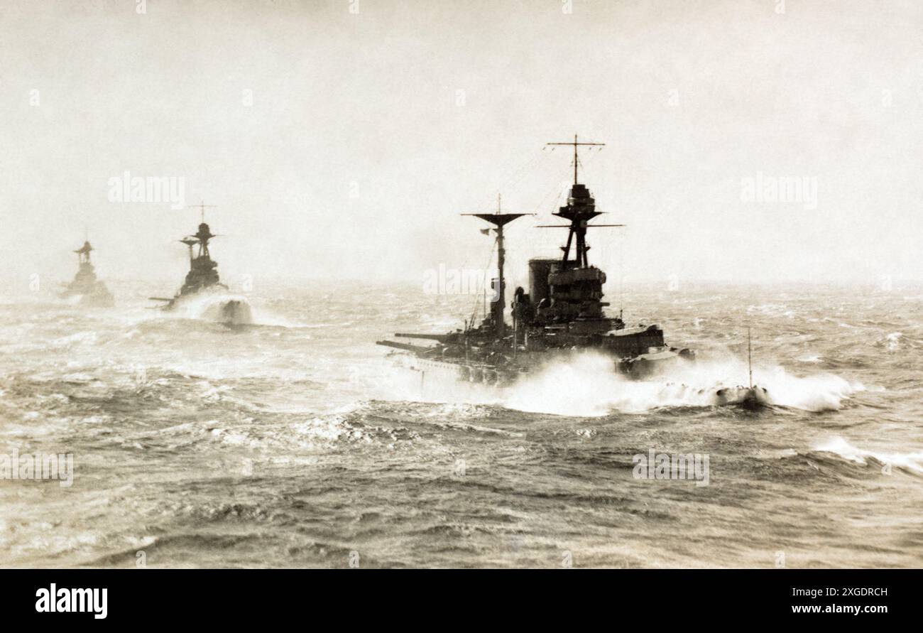 Drei Schlachtschiffe der Queen Elizabeth-Klasse in rauer See, um 1920 Stockfoto Drei Schlachtschiffe der Queen Elizabeth-Klasse in rauer See, um 1920 Stockfoto