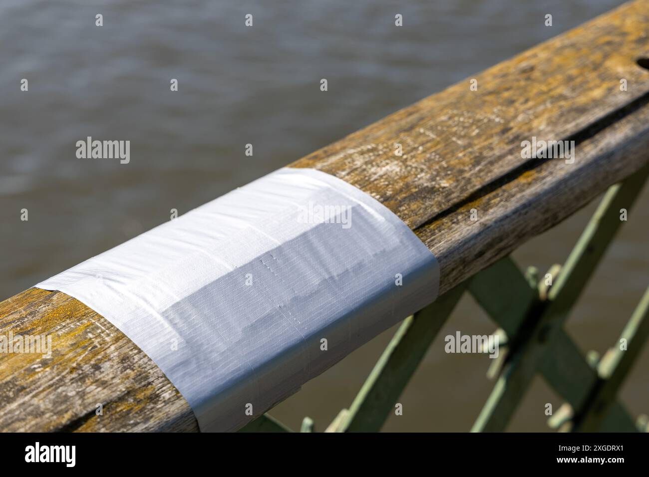 Holzbrücke Handlauf mit silbernem Klebeband repariert Stockfoto