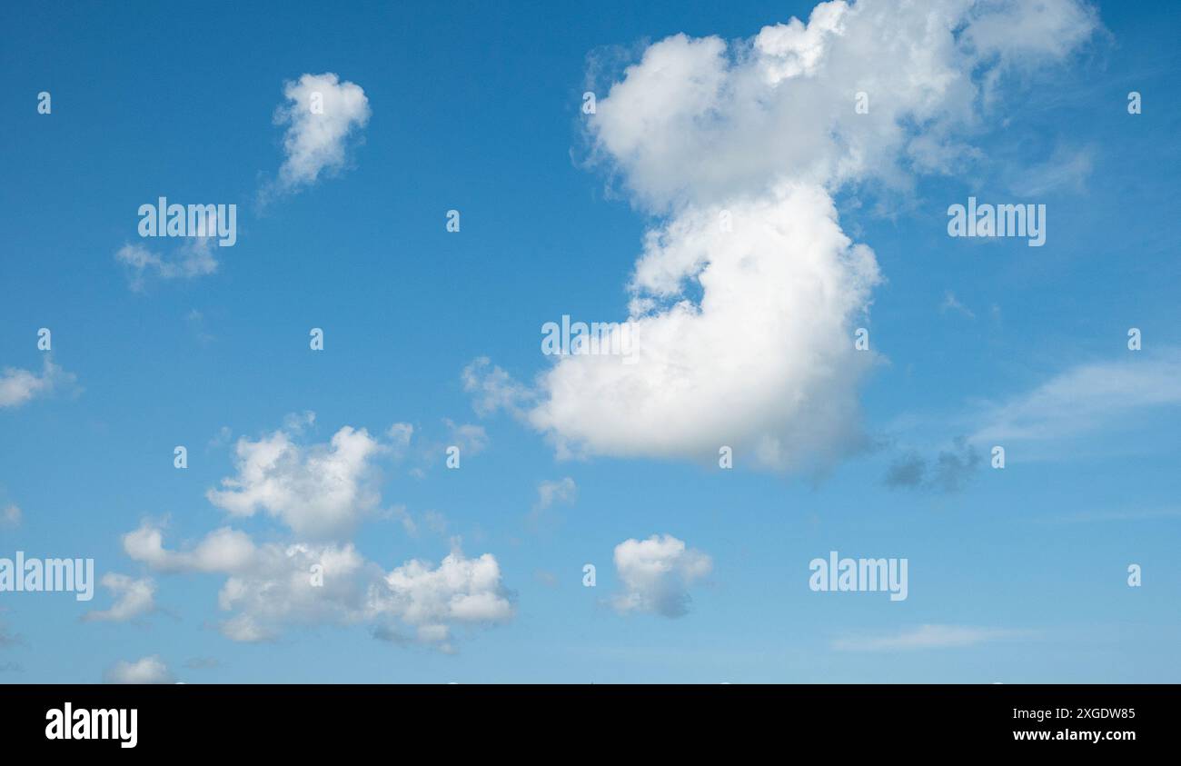 Weiße Wolken am Himmel. Stockfoto