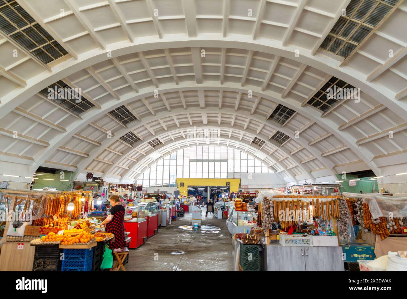 Kutaisi, Georgien - 15. Juni 2024: Der Kutaisi Central Market oder der Grüne Basar ist einer der größten Handelsplätze in Kutaisi, um landwirtschaftliche Produkte zu kaufen Stockfoto