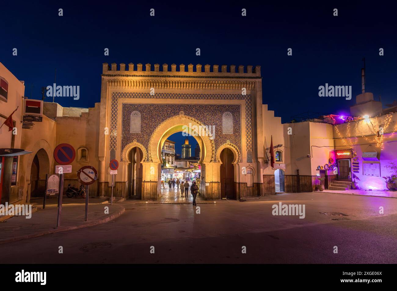 Fès, Marokko - 17. März 2024: Blick auf das berühmte historische Tor von Bab Bou Jeloud. Ist ein kunstvolles Stadttor und der westliche Haupteingang von Fes el Bali, t Stockfoto