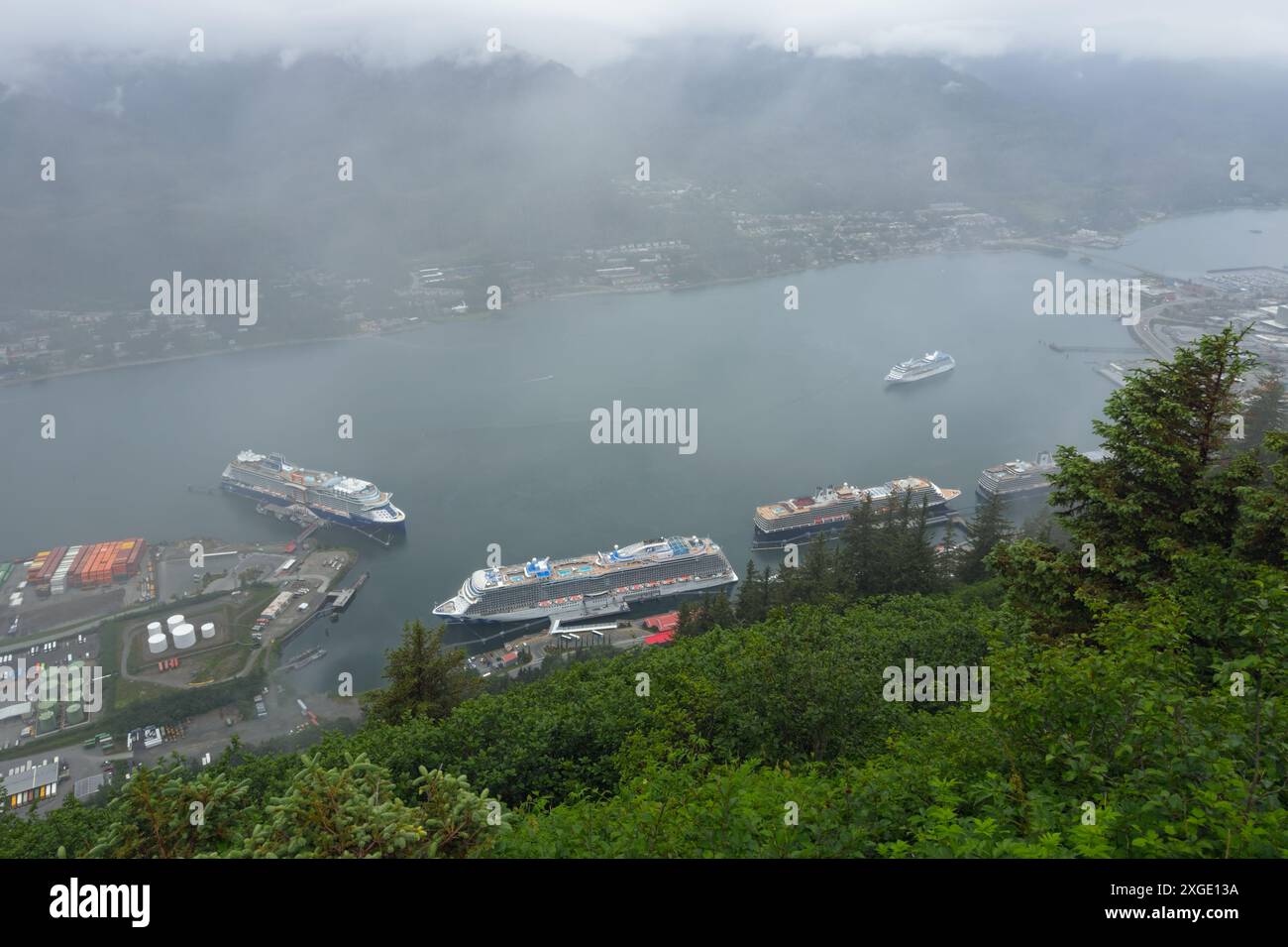 Kreuzfahrtschiffe wetteifern um den Platz an Juneaus begrenztem Dock, von oben aus gesehen. Roberts an einem nebeligen, nebeligen späten Nachmittag. Stockfoto