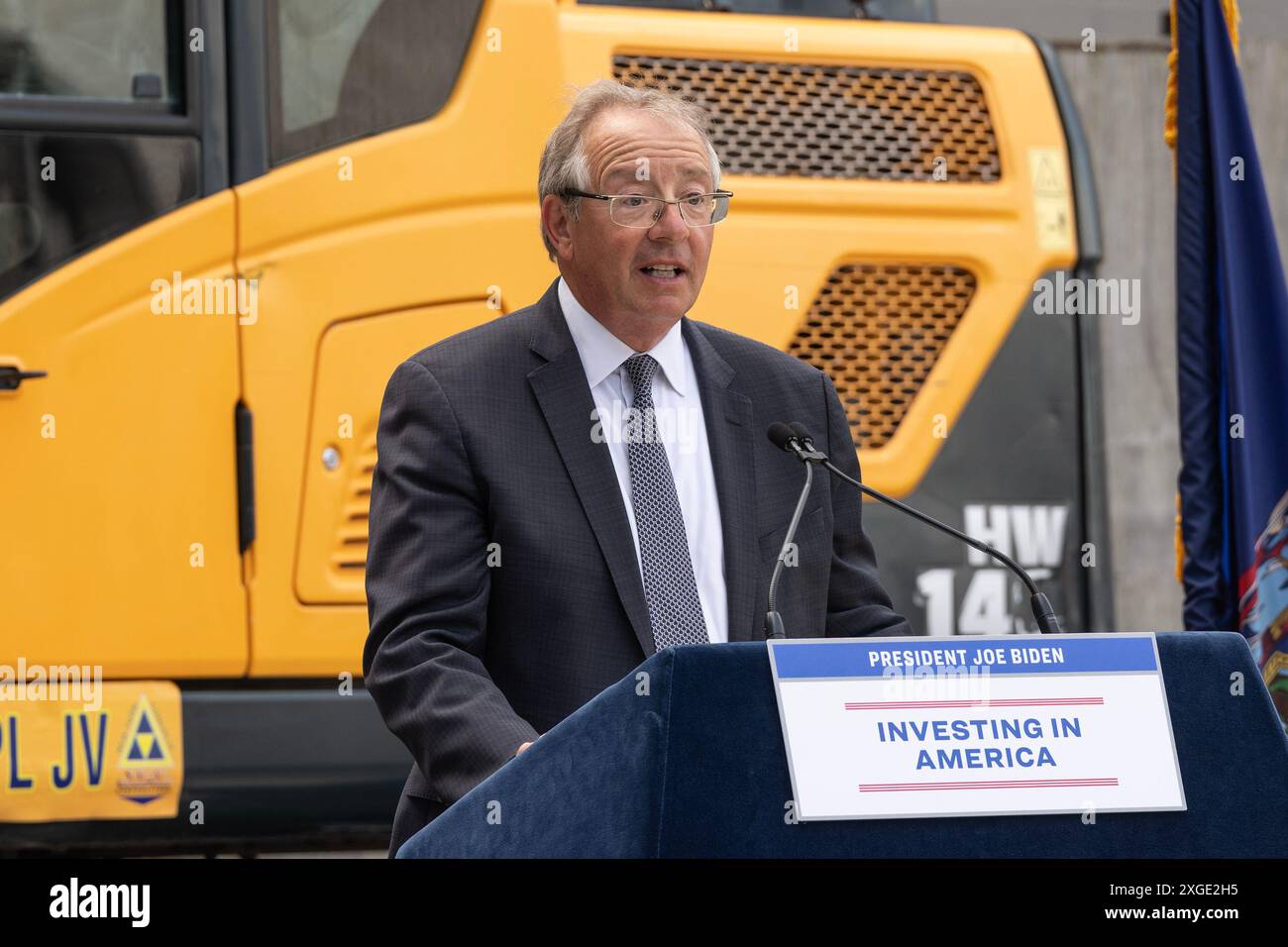 New York, USA. Juli 2024. Amtrak Board Chair Tony Coscia spricht während der Feier für die volle Finanzierung des Hudson Tunnel Project auf der Baustelle in New York am 8. Juli 2024. (Foto: Lev Radin/SIPA USA) Credit: SIPA USA/Alamy Live News Stockfoto