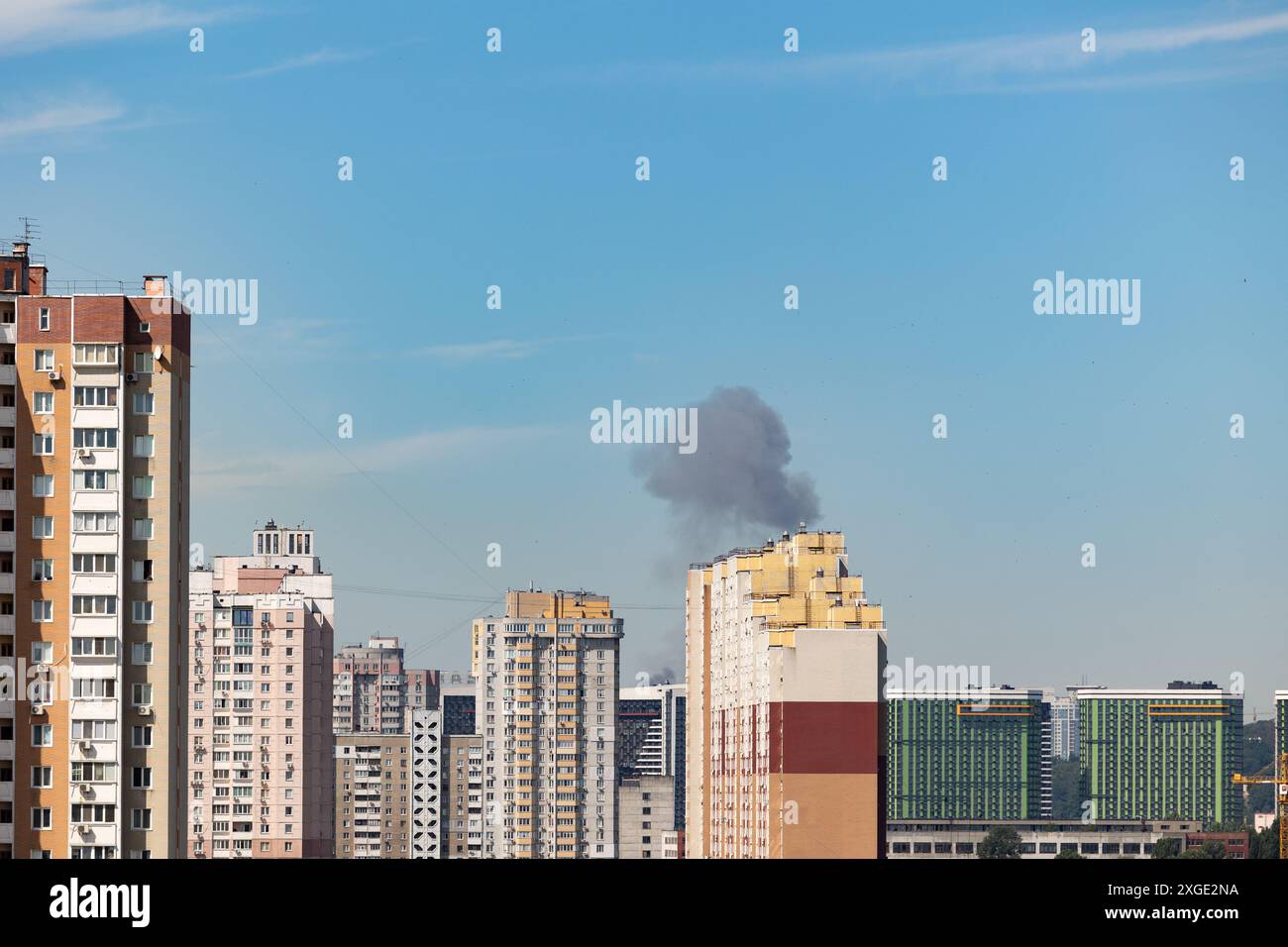 Kiew, Ukraine - 08. Juli 2024: Rauch steigt über der Skyline der Stadt auf, nachdem Russland einen Raketenangriff auf die zivile Infrastruktur der Hauptstadt-ci getroffen hatte Stockfoto