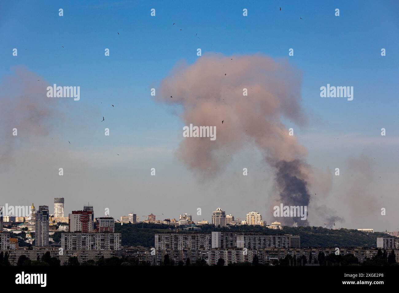 Kiew, Ukraine - 08. Juli 2024: Rauch steigt über der Skyline der Stadt auf, nachdem Russland einen Raketenangriff auf die zivile Infrastruktur der Hauptstadt-ci getroffen hatte Stockfoto