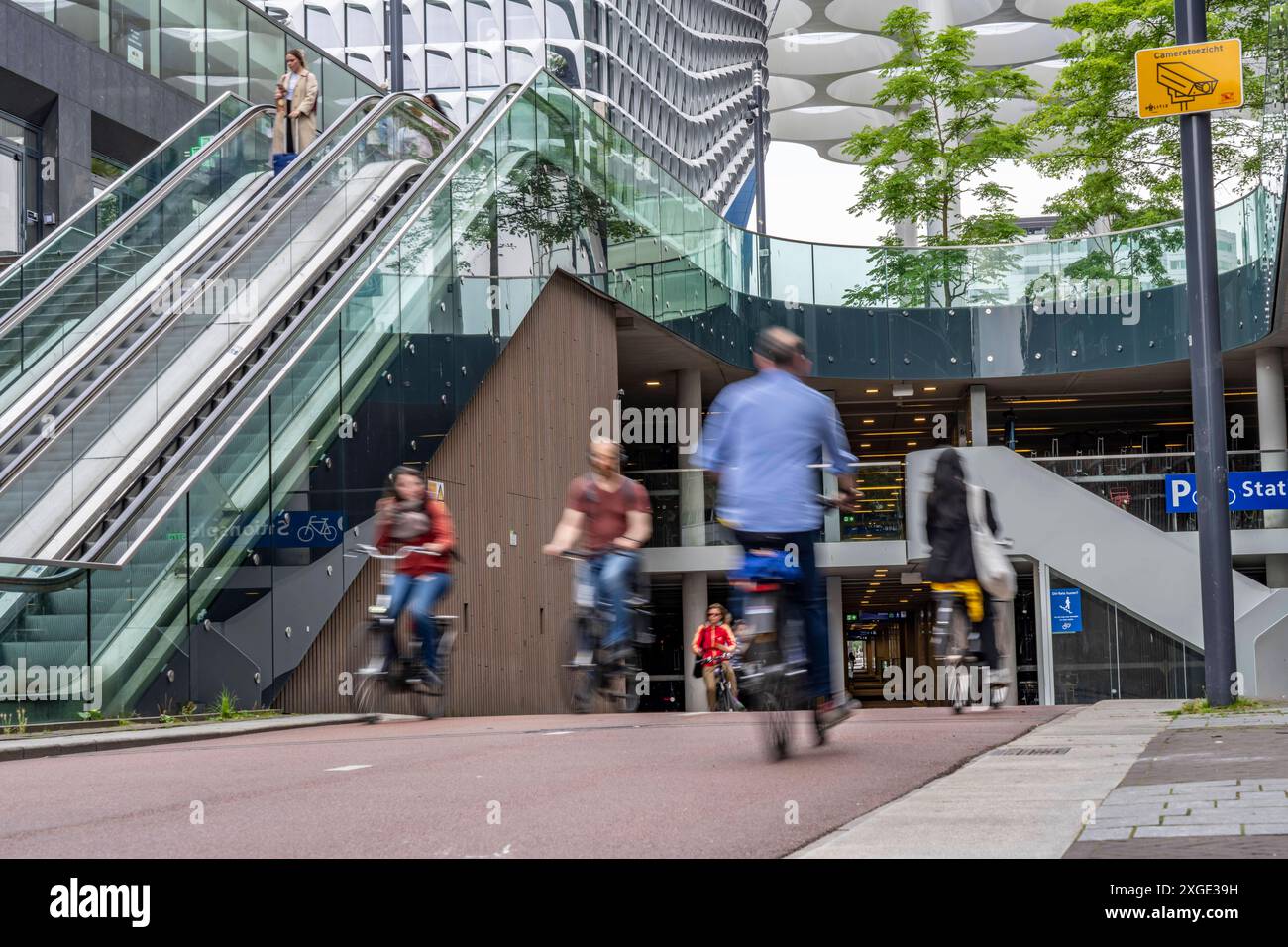 Ein- und Ausfahrt des Fahrradparkhauses am Bahnhof Utrecht Centraal, Stationsplein, über 13,000 Stellplätze, gilt als größtes Fahrradparkhaus der Welt, über 3 Etagen unterirdisch, Utrecht, Niederlande Fahrradparkhaus Utrecht *** Eingang und Ausgang der Fahrradparkgarage am Bahnhof Utrecht Centraal, Stationsplein, über 13.000 Parkplätze, gilt als das größte Fahrradparkhaus der Welt, über 3 unterirdische Etagen, Utrecht, Niederlande Fahrradparkhaus Utrecht Stockfoto