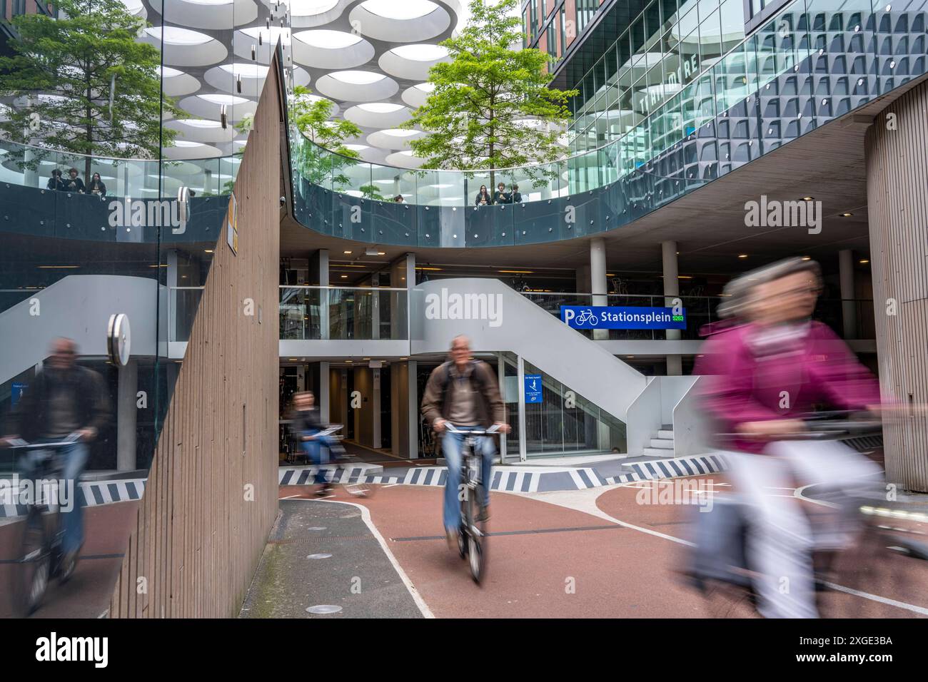 Ein- und Ausfahrt des Fahrradparkhauses am Bahnhof Utrecht Centraal, Stationsplein, über 13,000 Stellplätze, gilt als größtes Fahrradparkhaus der Welt, über 3 Etagen unterirdisch, Utrecht, Niederlande Fahrradparkhaus Utrecht *** Eingang und Ausgang der Fahrradparkgarage am Bahnhof Utrecht Centraal, Stationsplein, über 13.000 Parkplätze, gilt als das größte Fahrradparkhaus der Welt, über 3 unterirdische Etagen, Utrecht, Niederlande Fahrradparkhaus Utrecht Stockfoto