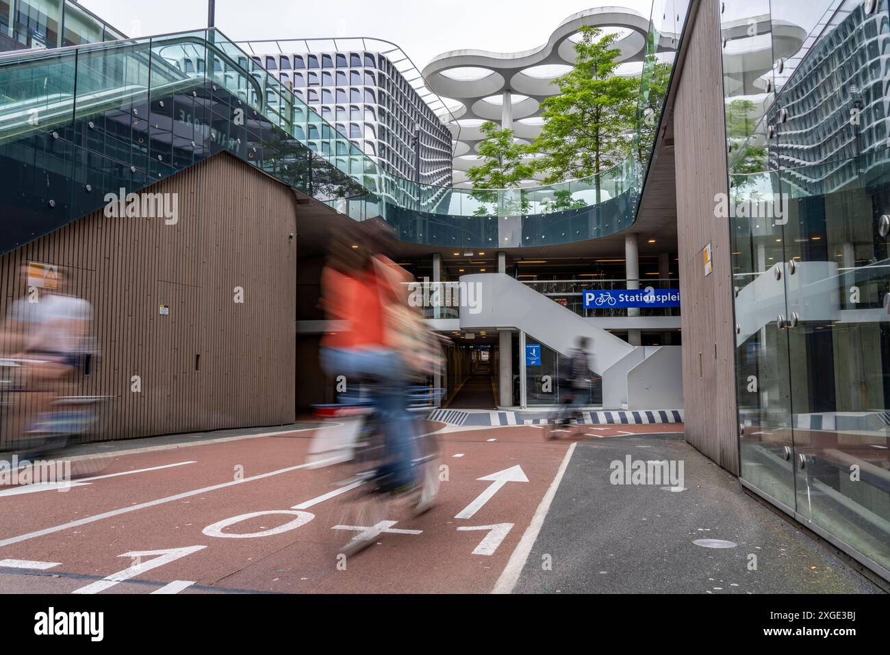 Ein- und Ausfahrt des Fahrradparkhauses am Bahnhof Utrecht Centraal, Stationsplein, über 13,000 Stellplätze, gilt als größtes Fahrradparkhaus der Welt, über 3 Etagen unterirdisch, Utrecht, Niederlande Fahrradparkhaus Utrecht *** Eingang und Ausgang der Fahrradparkgarage am Bahnhof Utrecht Centraal, Stationsplein, über 13.000 Parkplätze, gilt als das größte Fahrradparkhaus der Welt, über 3 unterirdische Etagen, Utrecht, Niederlande Fahrradparkhaus Utrecht Stockfoto