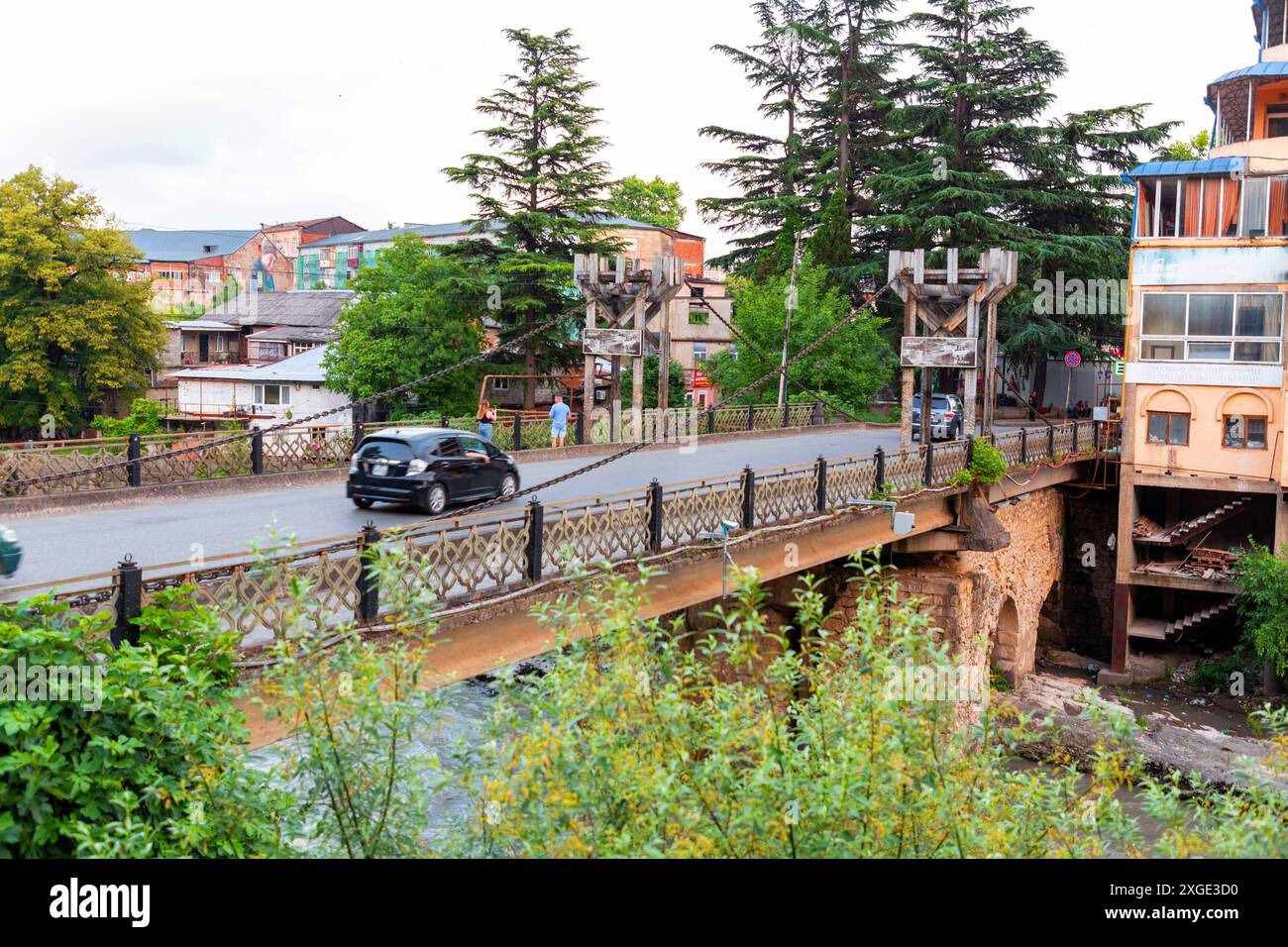 Kutaisi, Georgien - 15. Juni 2024: Die Kettenbrücke ist die älteste Brücke in Kutaisi, die auf die 1770er Jahre zurückgeht und eine historische Brücke über den Fluss Rioni darstellt. Stockfoto