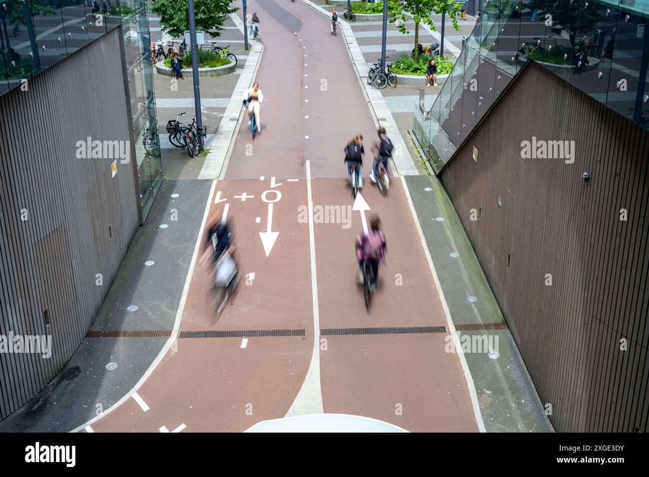 Ein- und Ausfahrt des Fahrradparkhauses am Bahnhof Utrecht Centraal, Stationsplein, über 13,000 Stellplätze, gilt als größtes Fahrradparkhaus der Welt, über 3 Etagen unterirdisch, Utrecht, Niederlande Fahrradparkhaus Utrecht *** Eingang und Ausgang der Fahrradparkgarage am Bahnhof Utrecht Centraal, Stationsplein, über 13.000 Parkplätze, gilt als das größte Fahrradparkhaus der Welt, über 3 unterirdische Etagen, Utrecht, Niederlande Fahrradparkhaus Utrecht Stockfoto