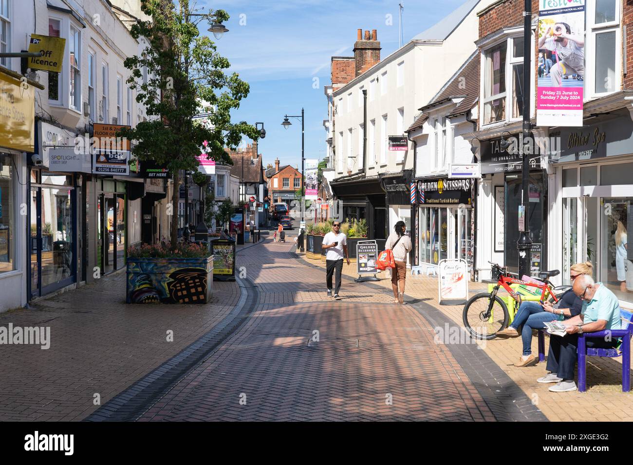 Menschen in der Winchester Street an einem Sommertag, auch bekannt als die Spitze der Stadt oder Basingstoke High Street, England. Konzept: Wirtschaftliche Erholung Stockfoto