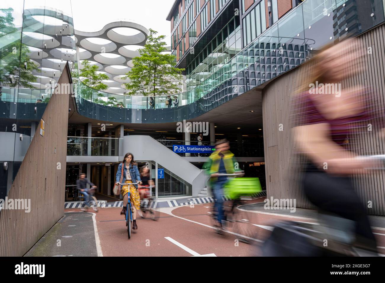 Ein- und Ausfahrt des Fahrradparkhauses am Bahnhof Utrecht Centraal, Stationsplein, über 13,000 Stellplätze, gilt als größtes Fahrradparkhaus der Welt, über 3 Etagen unterirdisch, Utrecht, Niederlande Fahrradparkhaus Utrecht *** Eingang und Ausgang der Fahrradparkgarage am Bahnhof Utrecht Centraal, Stationsplein, über 13.000 Parkplätze, gilt als das größte Fahrradparkhaus der Welt, über 3 unterirdische Etagen, Utrecht, Niederlande Fahrradparkhaus Utrecht Stockfoto