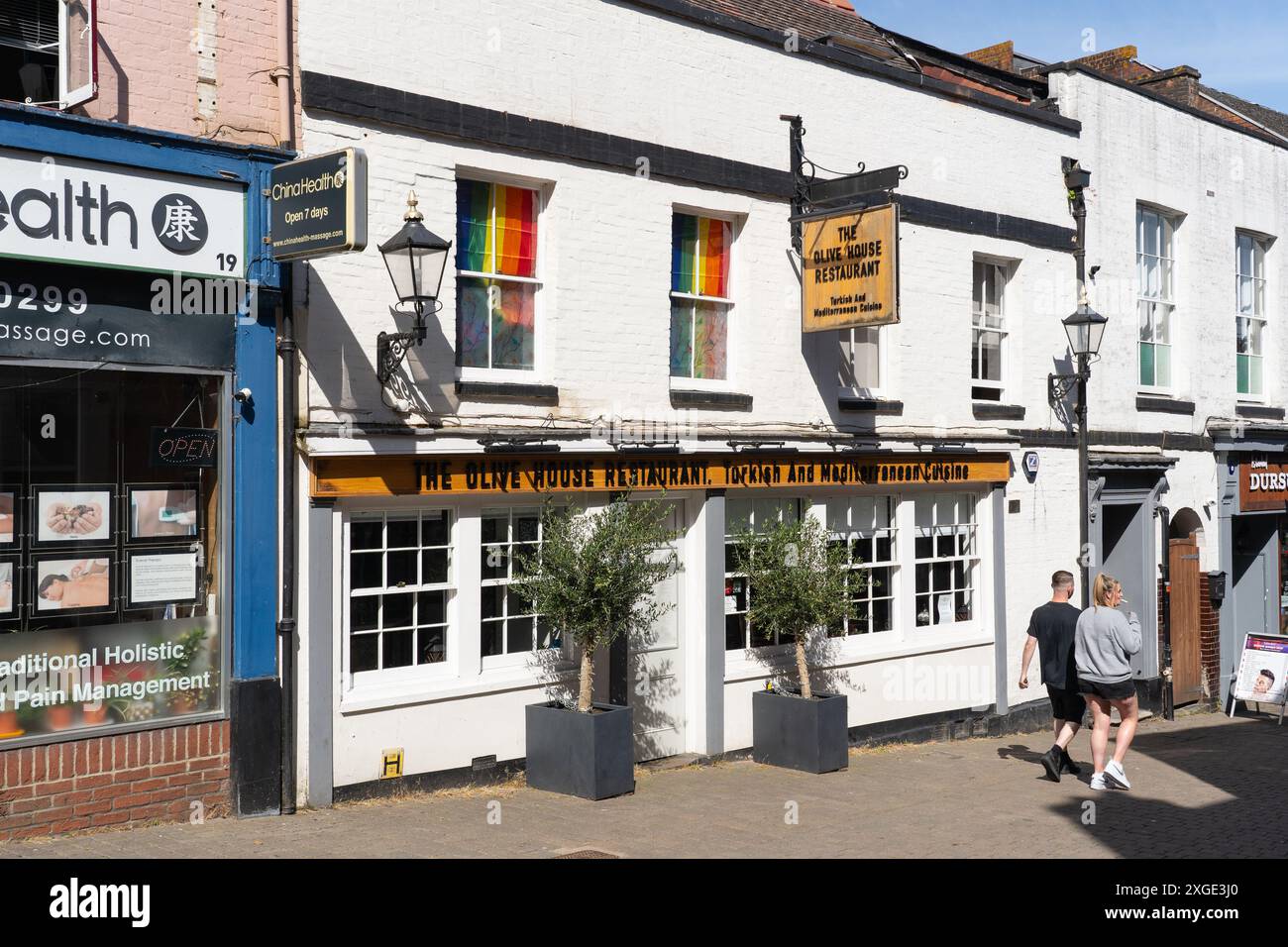 Leute gehen vorbei am Olive House, einem türkischen und mediterranen Restaurant mit freiliegenden Holzbalken in der Church Street, Basingstoke, Großbritannien Stockfoto