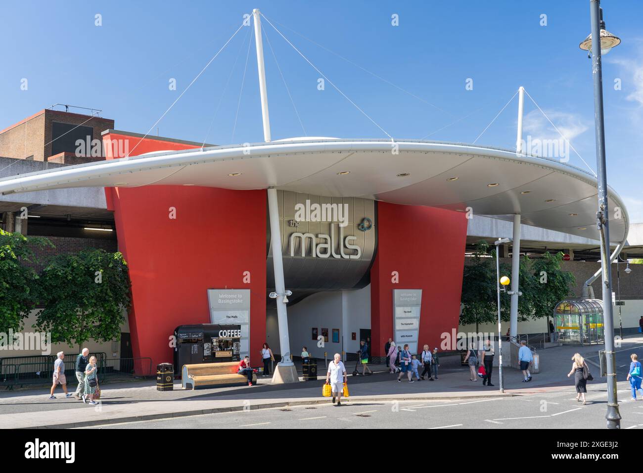Das ikonische Tor zum Stadtzentrum von Basingstoke gegenüber dem Bahnhof, der Eingang zu den Einkaufszentren hat ein Baldachin mit Kabel. UK Stockfoto