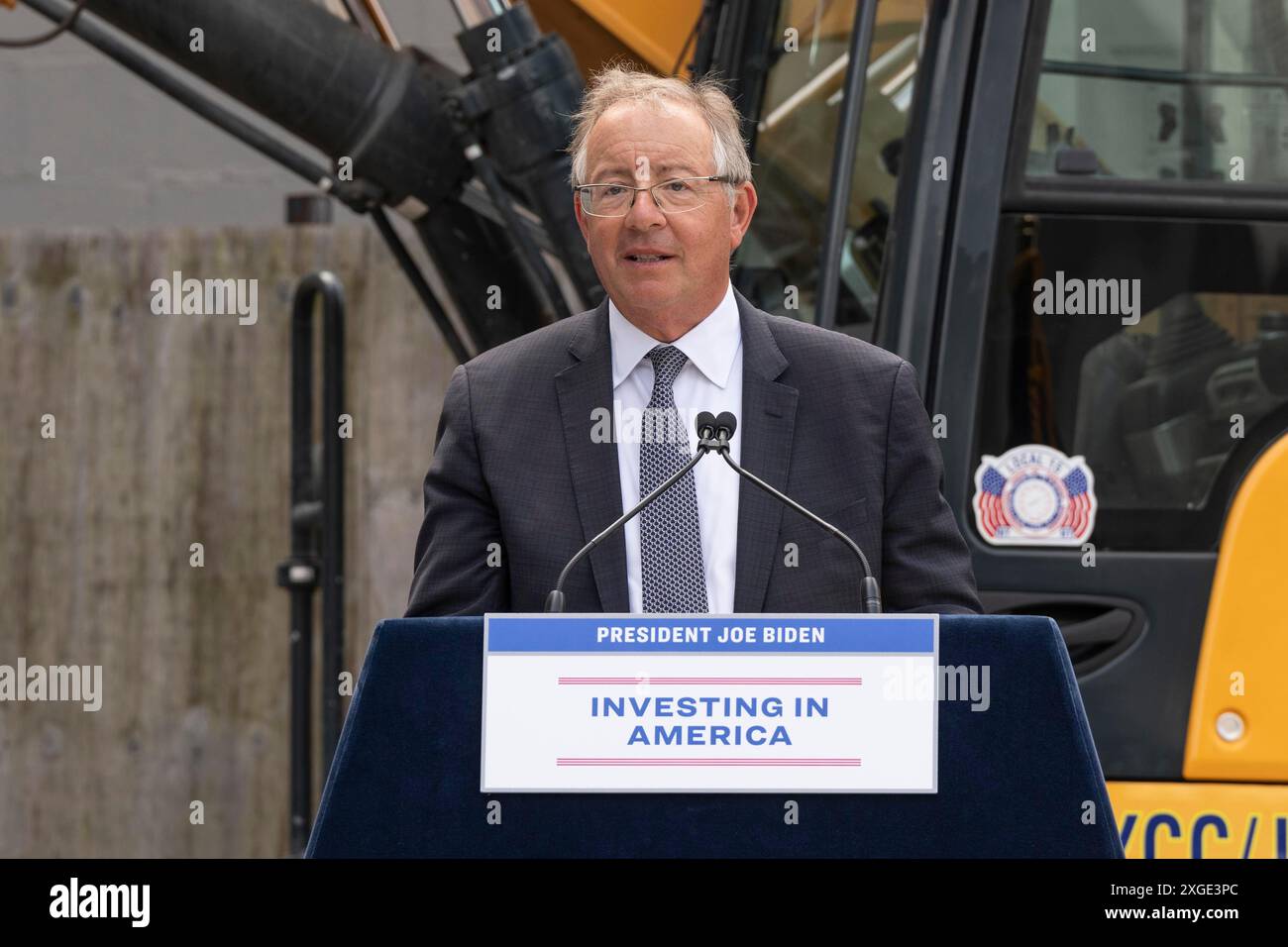 New York, New York, USA. Juli 2024. Amtrak Board Chair Tony Coscia spricht während der Feier für die volle Finanzierung des Hudson Tunnel Project auf der Baustelle in New York am 8. Juli 2024 (Bild: © Lev Radin/ZUMA Press Wire) NUR REDAKTIONELLE VERWENDUNG! Nicht für kommerzielle ZWECKE! Quelle: ZUMA Press, Inc./Alamy Live News Stockfoto