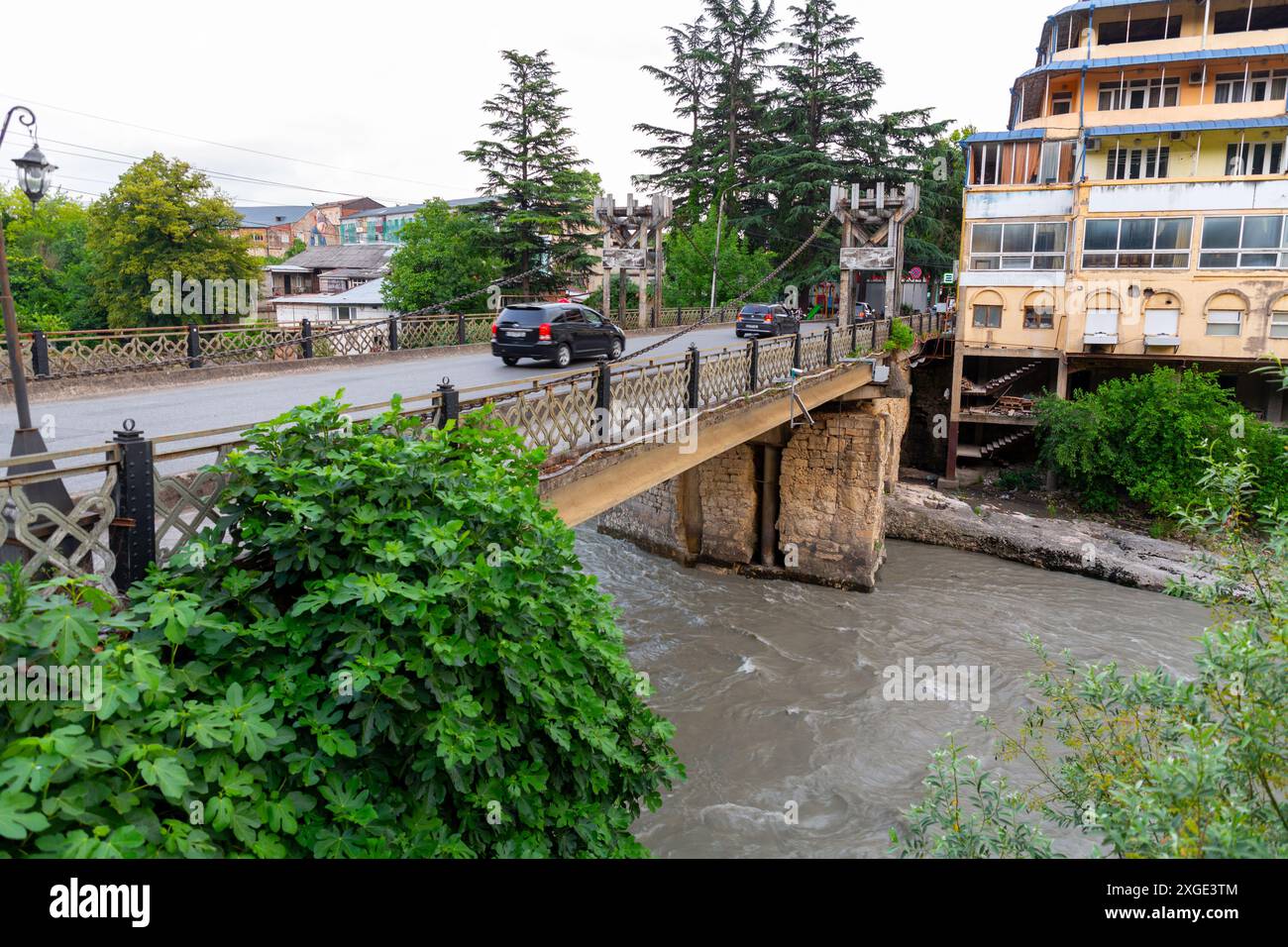 Kutaisi, Georgien - 15. Juni 2024: Die Kettenbrücke ist die älteste Brücke in Kutaisi, die auf die 1770er Jahre zurückgeht und eine historische Brücke über den Fluss Rioni darstellt. Stockfoto