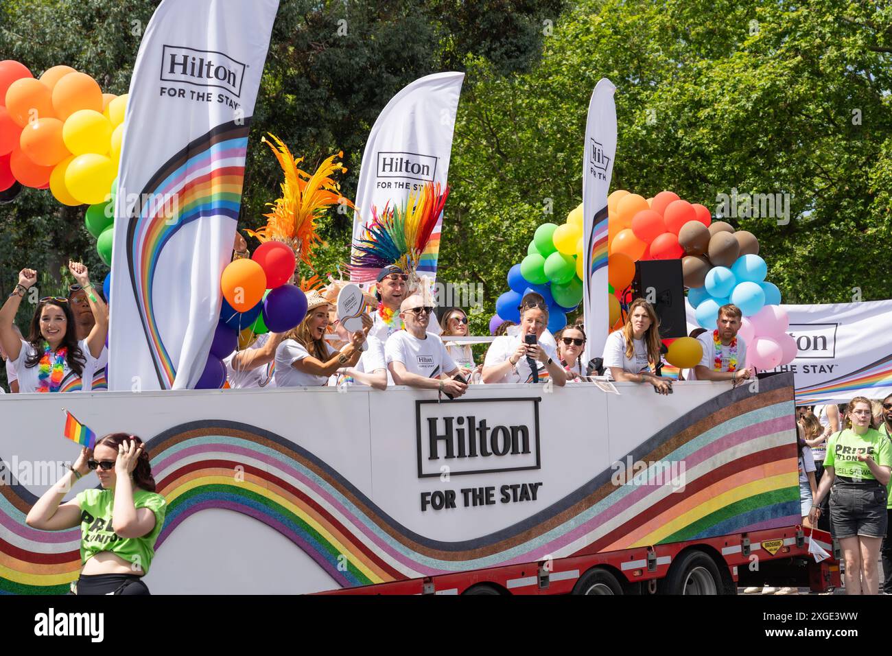 Leute in einem Hilton Corporate Sponsorenbus feiern Pride 2024 auf der Park Lane, London, 29. Juni 2024. Konzept: Stolz, Vielfalt, Einbeziehung Stockfoto