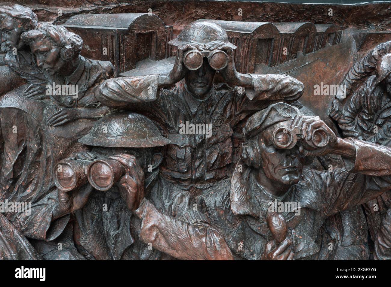 Nahaufnahme eines gegossenen Bronzefrisses von Spätern mit Fernglas - Teil des 2. Weltkriegs Schlacht von Großbritannien Monument am Victoria Embankment, Großbritannien Stockfoto