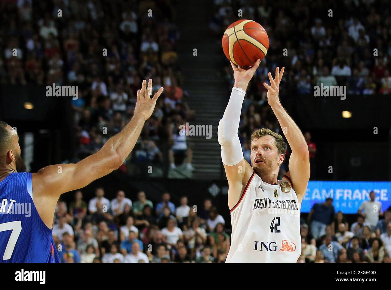 Montpellier, Frankreich. Juli 2024. Basketball: Internationales Spiel, Frankreich - Deutschland, deutscher Andreas Obst (r) im Kampf gegen Rudy Gobert. Quelle: Matthias Stickel/dpa/Alamy Live News Stockfoto