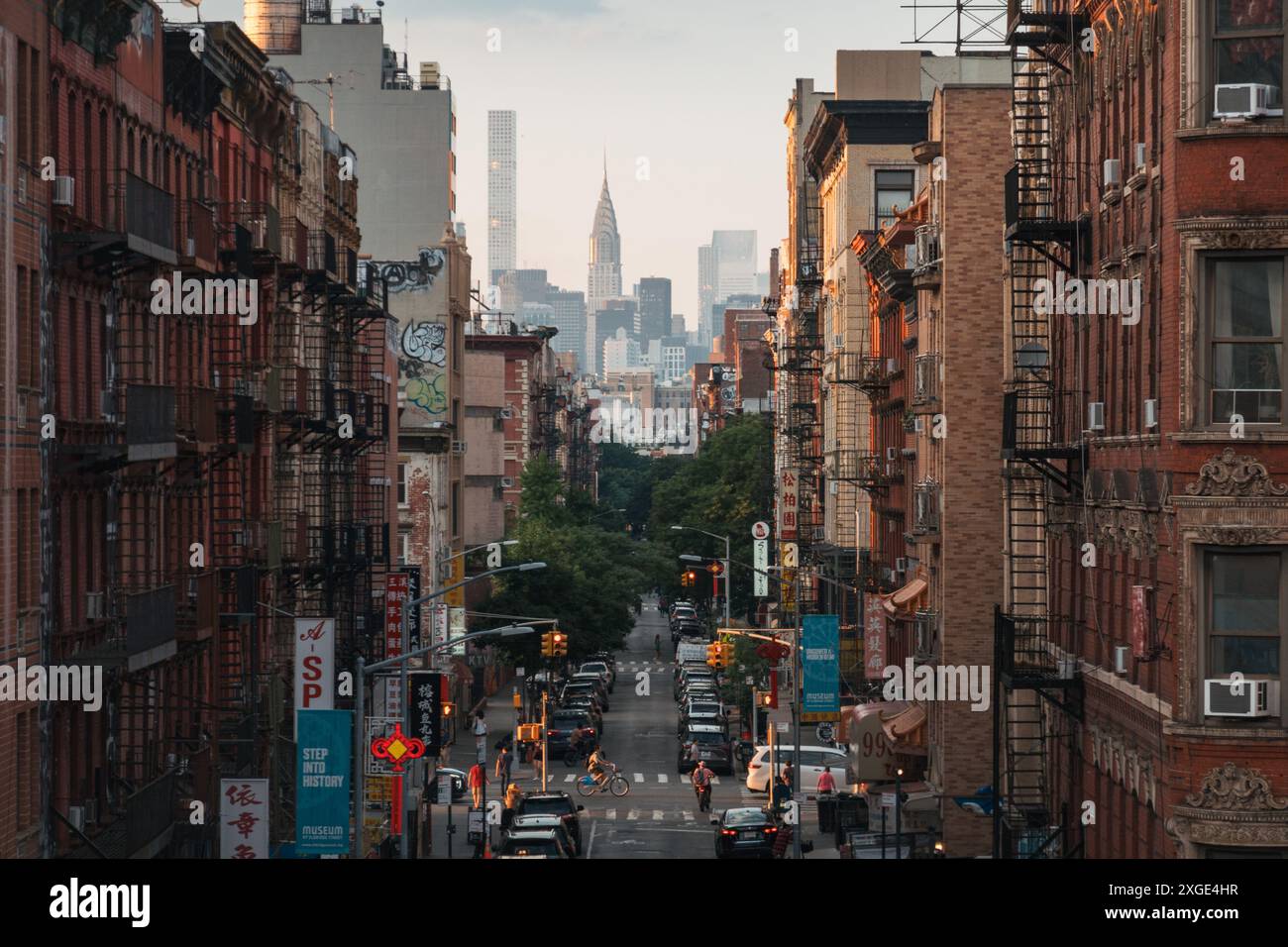 Alte Wohnhäuser säumen die Eldridge Street in Chinatown, New York, mit Blick auf das Empire State Building Stockfoto