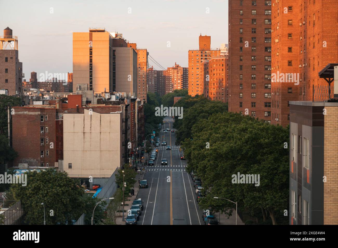 Blick auf die Madison Street in der Lower East Side von NYC bei Sonnenuntergang. Die Wohnungen der New York City Housing Authority (NYCHA) säumen die Straße Stockfoto