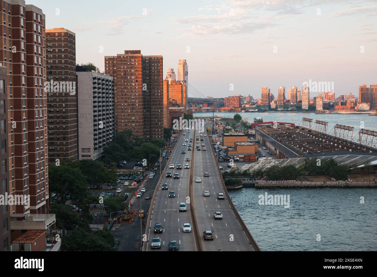 Franklin D. Roosevelt East River Drive (auch bekannt als der „FDR“) bei Sonnenuntergang – ein erhöhter Highway, der die Ostküste von Manhattan, New York City, überspannt Stockfoto