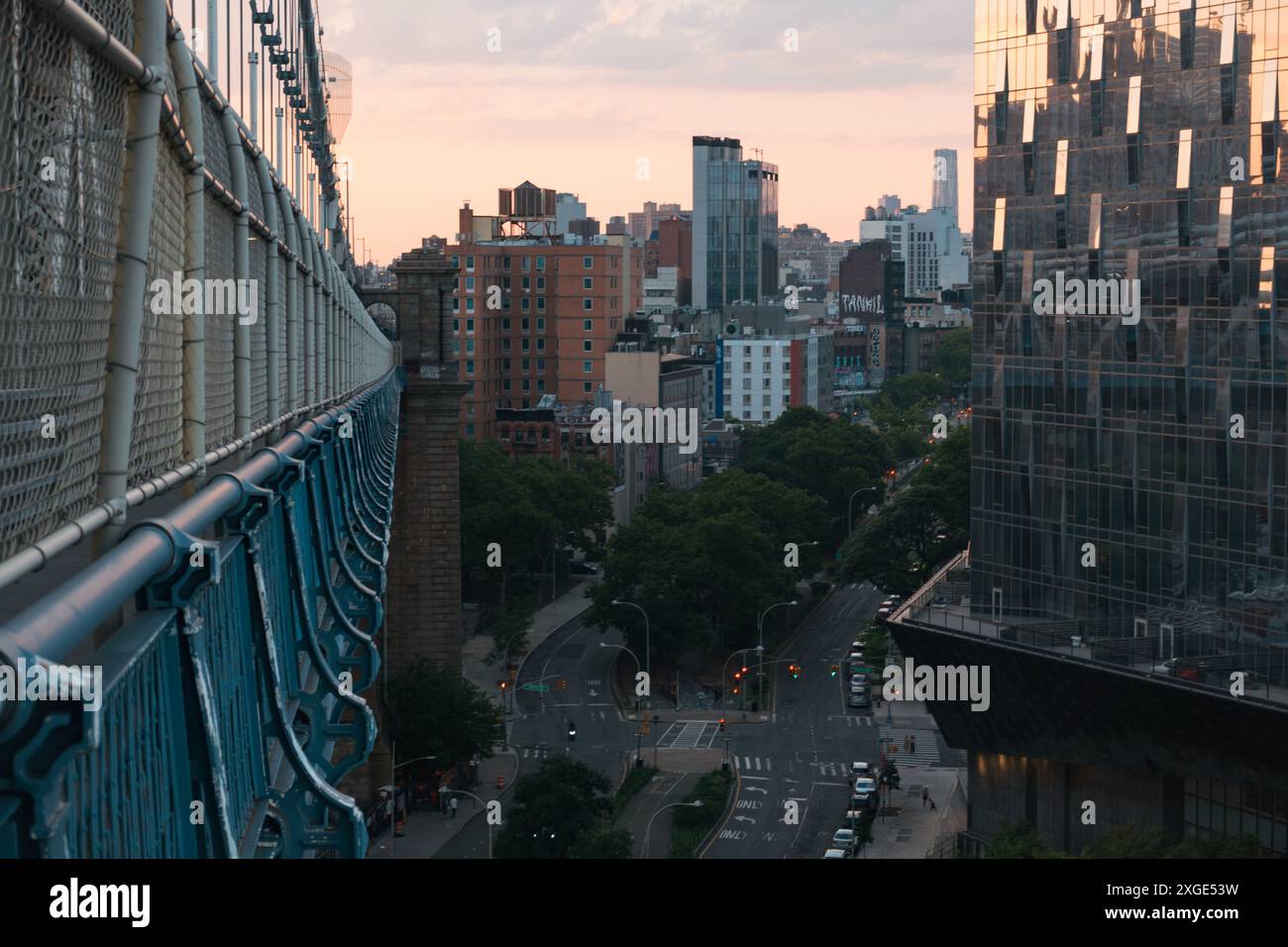 Blick auf die Pike Street in Richtung der Hudson Yards Wolkenkratzer von der Manhattan Bridge, New York City Stockfoto