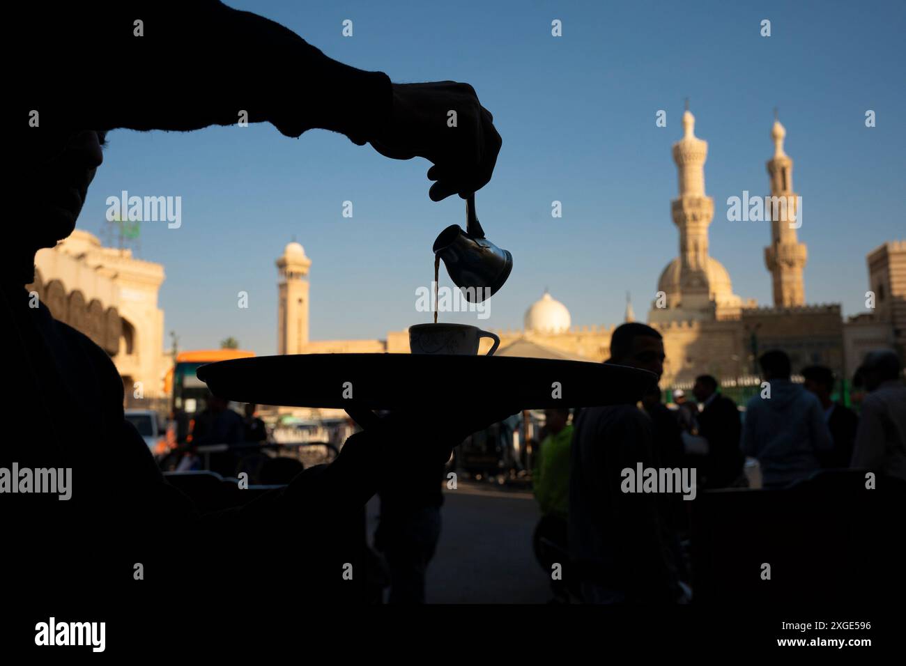 Ägyptischer Kaffee wird in der belebten Metropole Kairo serviert. Stockfoto