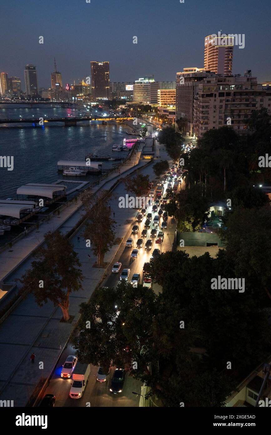 Der Verkehr fließt durch Kairo, eine Stadt mit 20.000.000 Einwohnern. Stockfoto