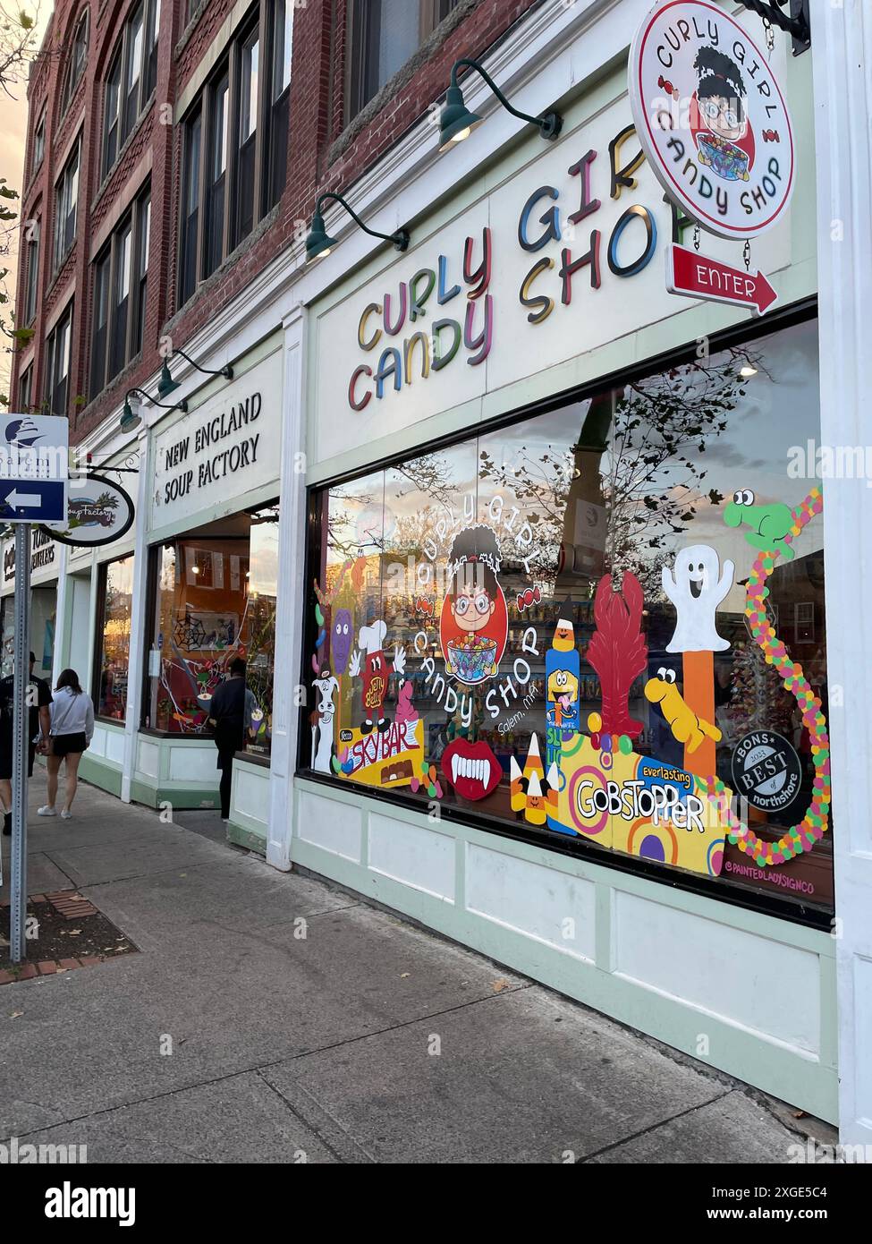 Ein Süßwarenladen in Salem Massachusetts begrüßt den Halloween-Urlaub mit einem Schaufenster mit saisonalen Süßigkeiten und Leckereien Stockfoto