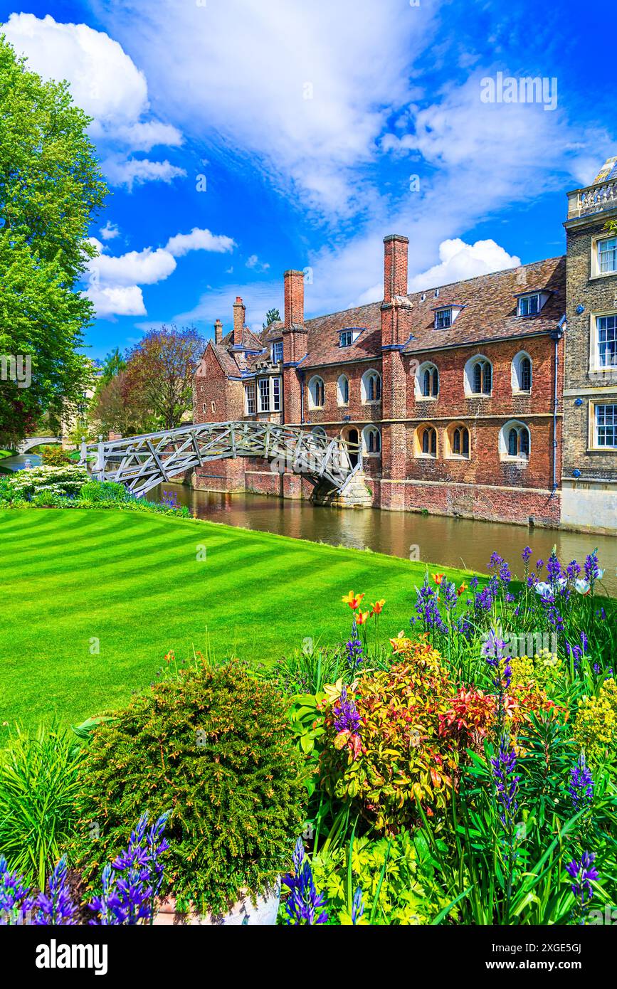 Cambridge, Cambridgeshire, England, Großbritannien: Mathematische Brücke an einem schönen Tag. Es wurde über dem Cam River gebündelt und gehört zum Queen's College. Europa Stockfoto