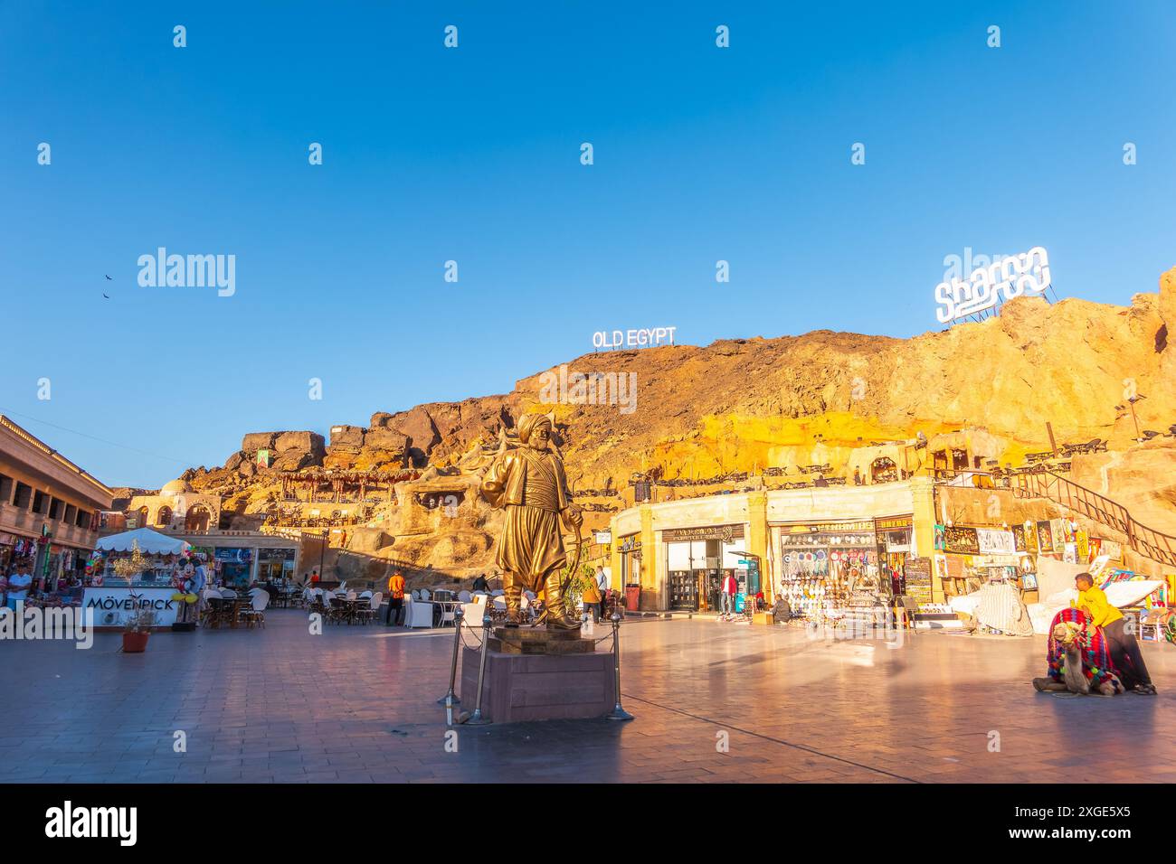 Sharm el Sheikh, Ägypten - 22. Dezember 2023: Hauptplatz des Altstadtmarktes. Geschäfte in den Straßen von Sharm-El Sheikh. Stockfoto