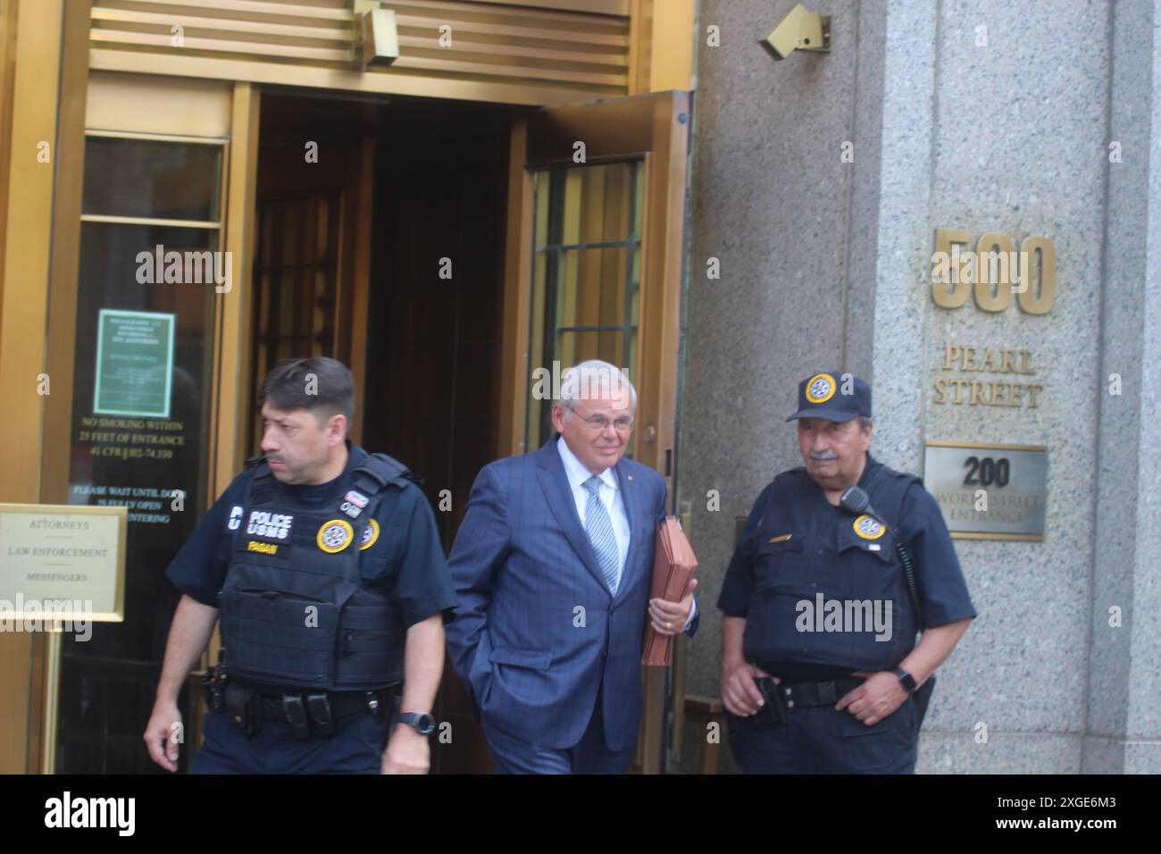 New York, USA. Juli 2024. Senator Robert Menendez verlässt das SDNY-Gericht, nachdem er in seinem Prozess wegen Bestechung in Ägypten und Katar die abschließenden Argumente geäußert hatte. Quelle: Matthew Russell Lee/Alamy Live News Stockfoto