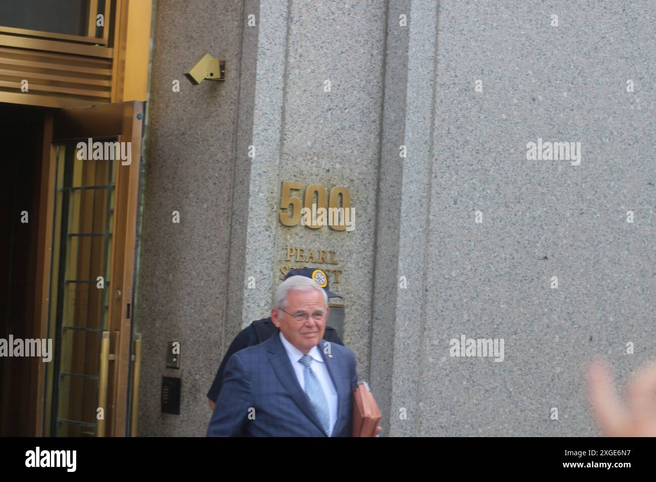 New York, USA. Juli 2024. Senator Robert Menendez verlässt das SDNY-Gericht, nachdem er in seinem Prozess wegen Bestechung in Ägypten und Katar die abschließenden Argumente geäußert hatte. Quelle: Matthew Russell Lee/Alamy Live News Stockfoto