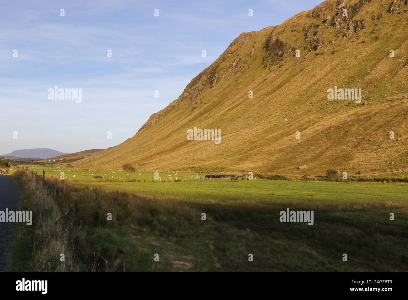 Ländliche Straße Abendsonne irische Landschaft und Tal. Stockfoto