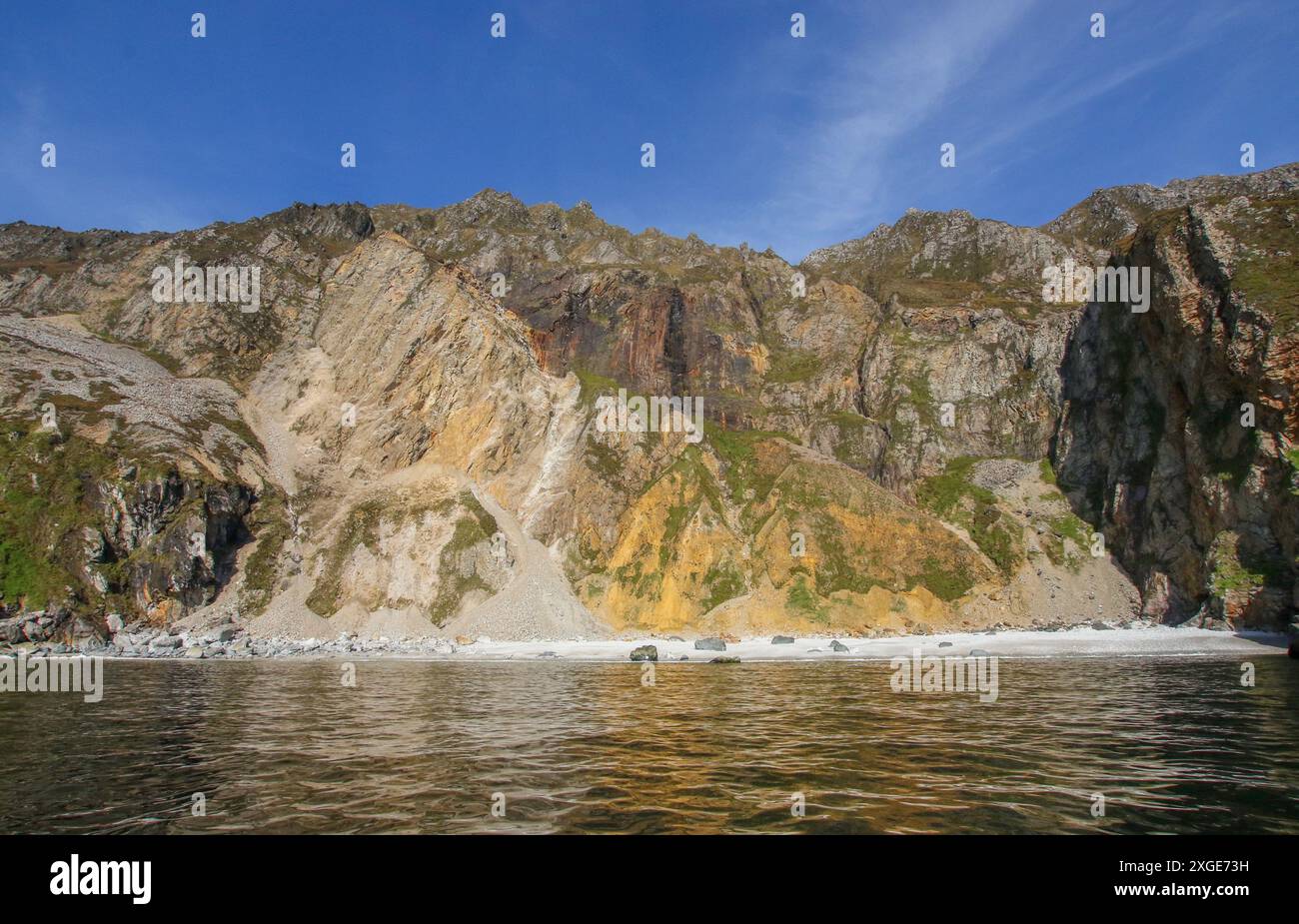 Irische Klippen Slieve League Klippe und Strand vom Meer aus gesehen Teelin County Donegal Irland. Stockfoto