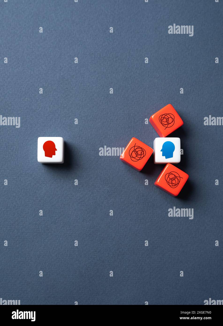 Verbale Konflikte zwischen Menschen. Namensruf und Beleidigung. Bewältigen Sie Stress und stoppen Sie psychologischen Druck von Ihrem Gegner. Halten Sie dem Schlag stand. Stockfoto