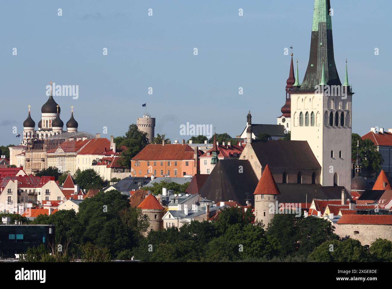 Die Skyline der alten mittelalterlichen Stadt Tallinn, Estland (vom Kreuzfahrtanleger aus gesehen) Stockfoto