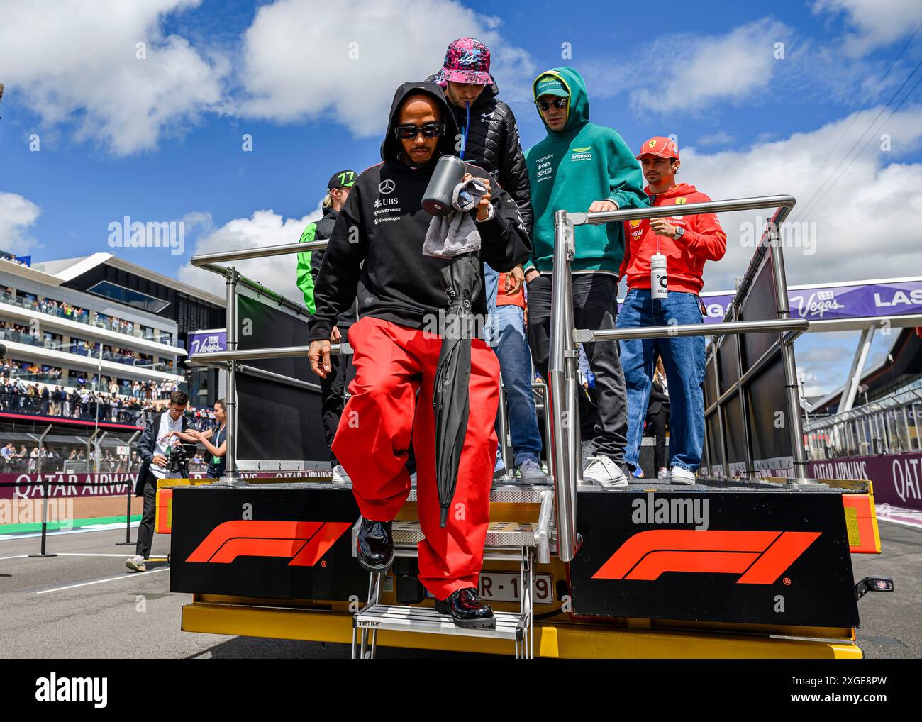 NORTHAMPTONSHIRE, VEREINIGTES KÖNIGREICH. 07. Juli, 24.Lewis Hamilton (Großbritannien) vom Mercedes-AMG PETRONAS F1 Team verlässt die Strecke nach der Driver’s Parade während des Grand Prix 2024 von Qatar Airways auf dem Silverstone Circuit am Sonntag, den 07. Juli 2024 in NORTHAMPTONSHIRE, ENGLAND. Quelle: Taka G Wu/Alamy Live News Stockfoto