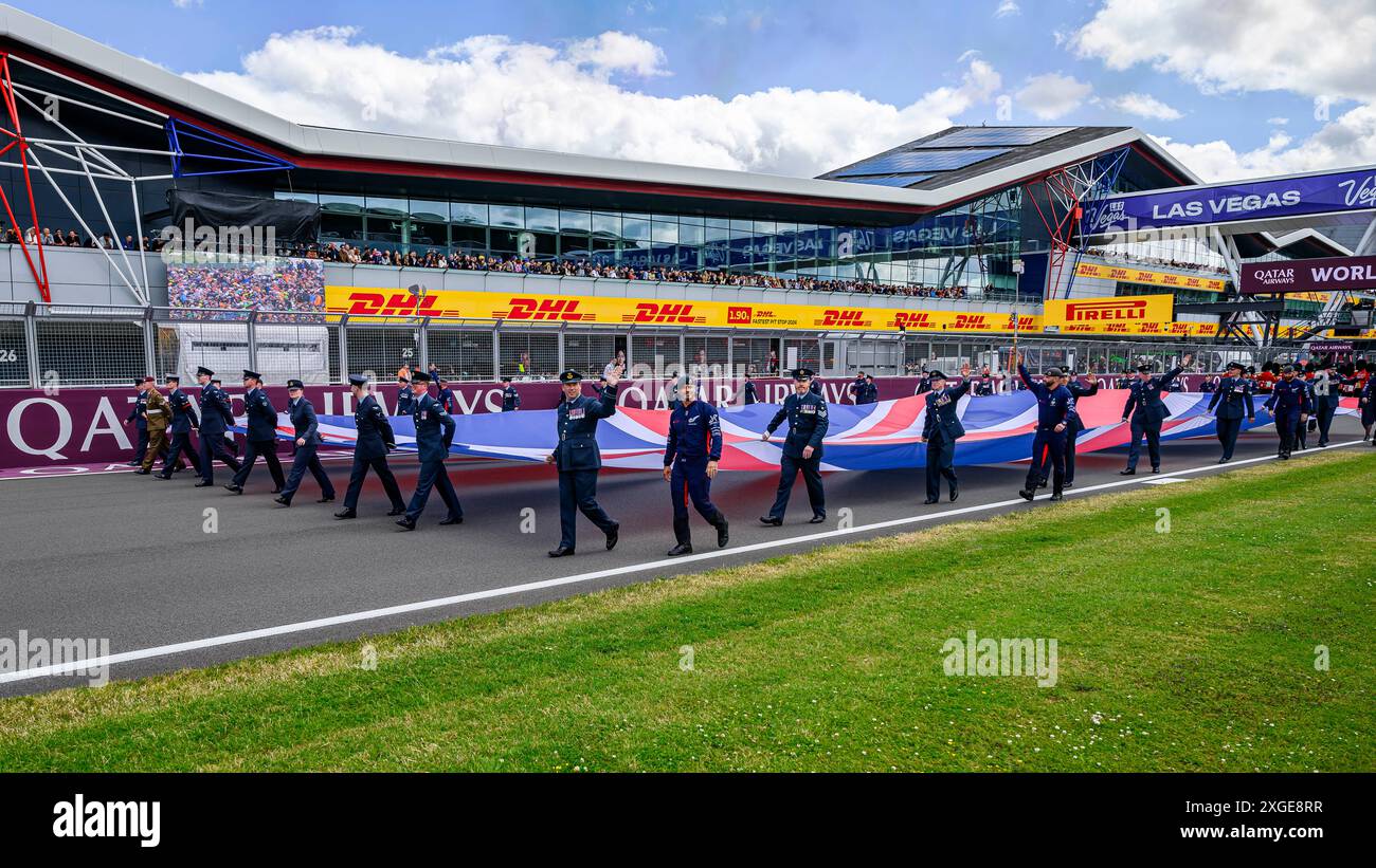 NORTHAMPTONSHIRE, VEREINIGTES KÖNIGREICH. Juli, 24. Die Royal Navy hielt die britische Flagge während der Nationalhymne vor dem Grand Prix 2024 der Qatar Airways auf dem Silverstone Circuit am Sonntag, den 7. Juli 2024 in NORTHAMPTONSHIRE, ENGLAND. Quelle: Taka G Wu/Alamy Live News Stockfoto