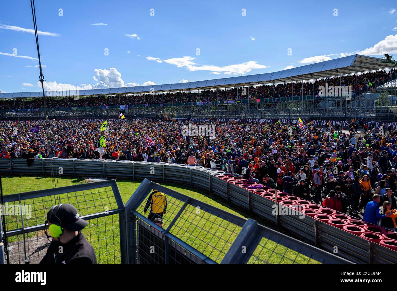 NORTHAMPTONSHIRE, VEREINIGTES KÖNIGREICH. Juli, 24. Die Fans feiern, nachdem Lewis Hamilton (Großbritannien) vom Mercedes-AMG PETRONAS F1 Team den Großen Preis von Großbritannien während des Großen Preises von Qatar Airways 2024 auf dem Silverstone Circuit am Sonntag, den 07. Juli 2024 in NORTHAMPTONSHIRE, ENGLAND gewonnen hat. Quelle: Taka G Wu/Alamy Live News Stockfoto