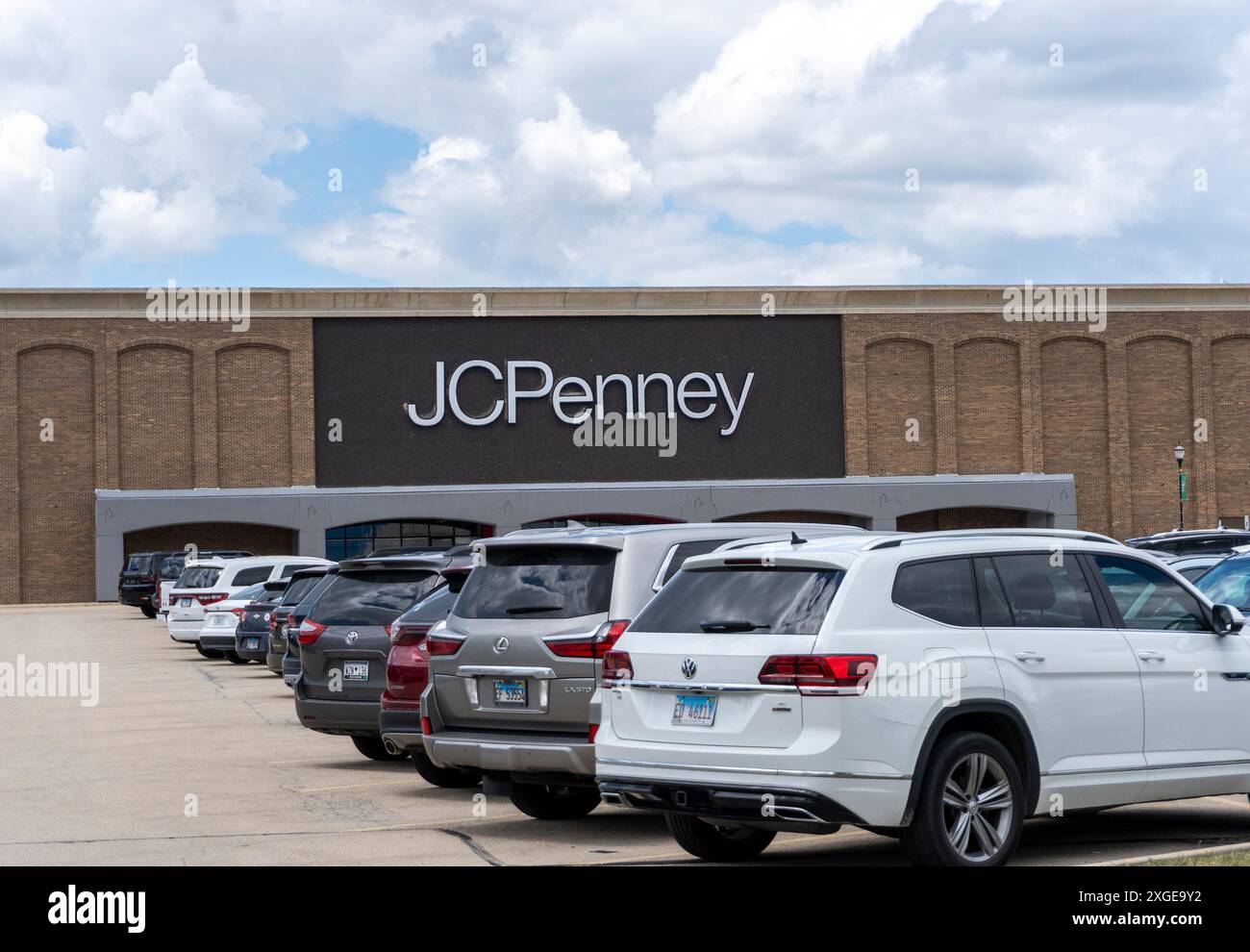 Ein Einkaufszentrum vor einem Kaufhaus von JC Penney Stockfoto