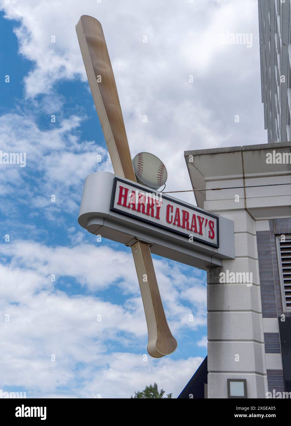 Baseballschläger und -Ball-Schild vor einem Harry Caray Restaurant Stockfoto