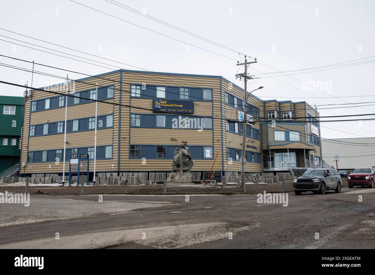 Igluvut-Gebäude an den Four Corners in Iqaluit, Nunavut, Kanada Stockfoto