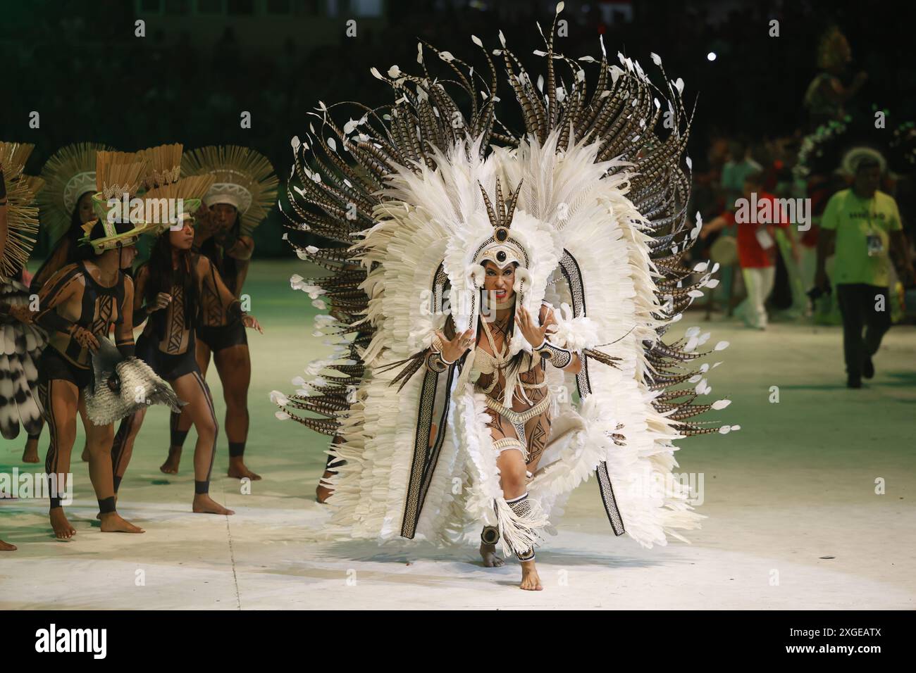 Isabelle Nogueira von der Boi Garantido bumba Gruppe tritt im Bumbodromo auf dem 57. Parintins Folklore Festival in Amazonas, Nordbrasilien, auf Stockfoto