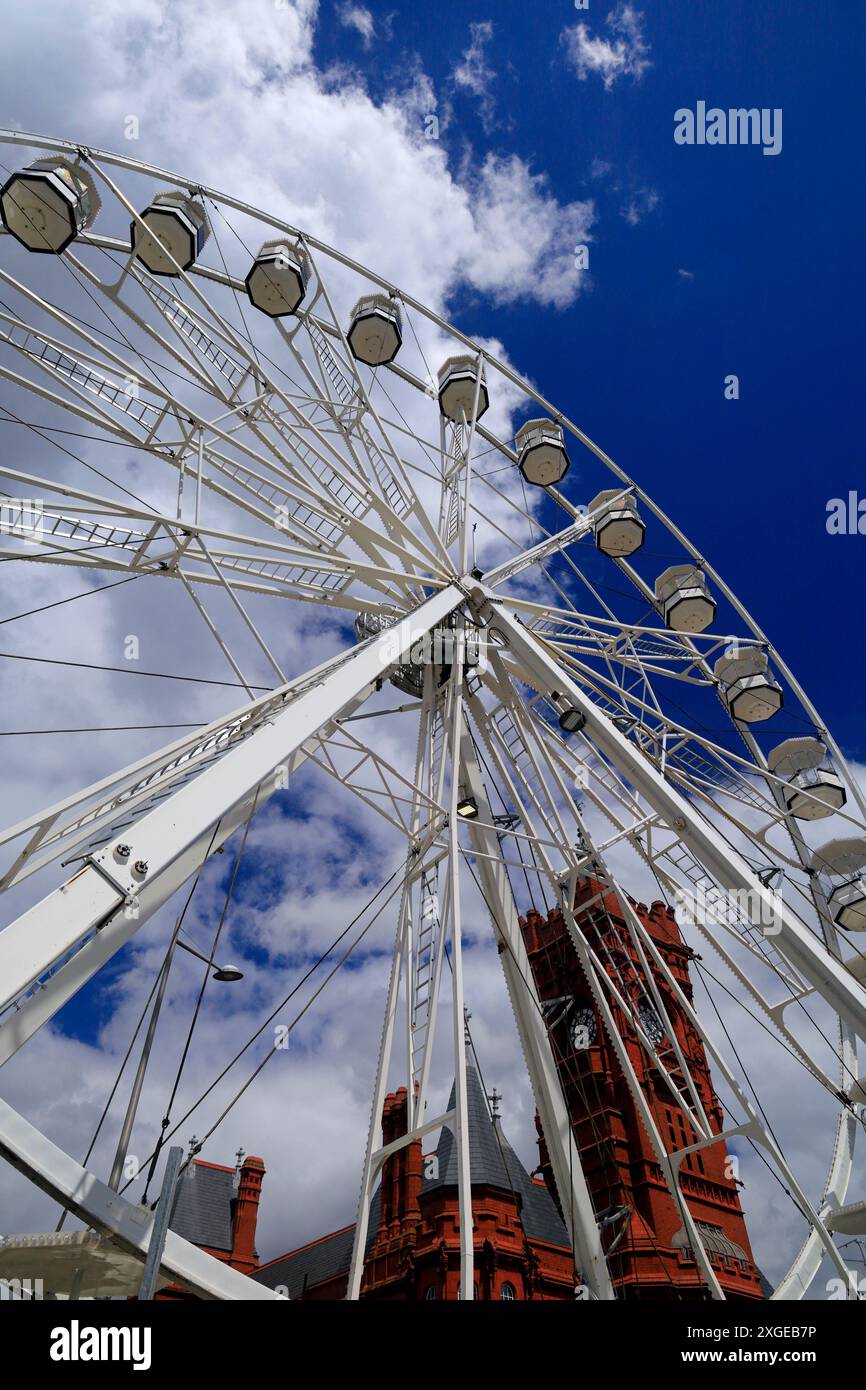 Ferris Wheel und Pierhead Gebäude im Hintergrund, sonniger Tag, Südwales. Vom Juli 2024 Stockfoto