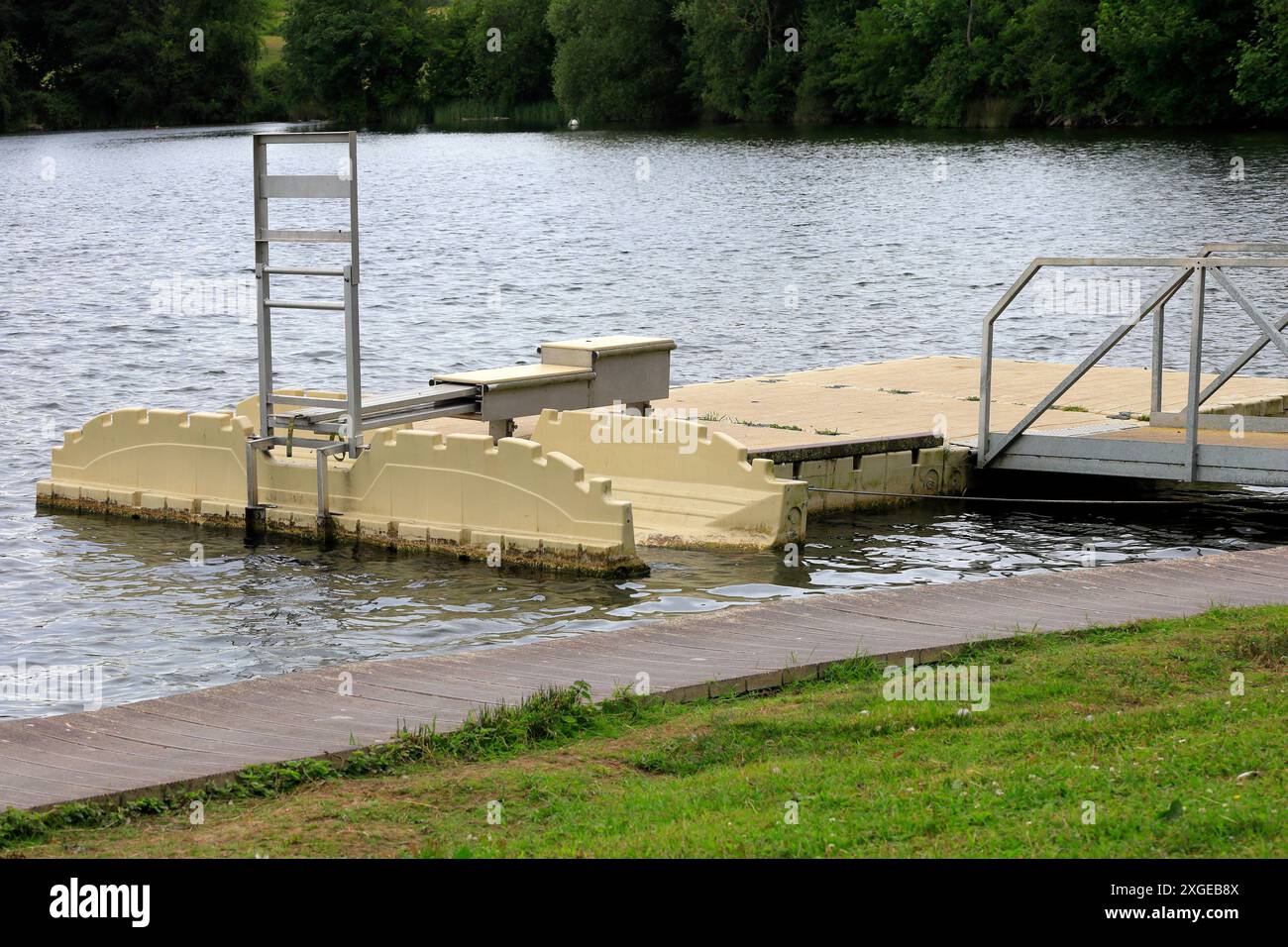 Barrierefreie Kajak-/Kanuanlage, Cosmeston Lakes Country Park und Medieval Village, South Wales. Vom Juli 2024 Stockfoto