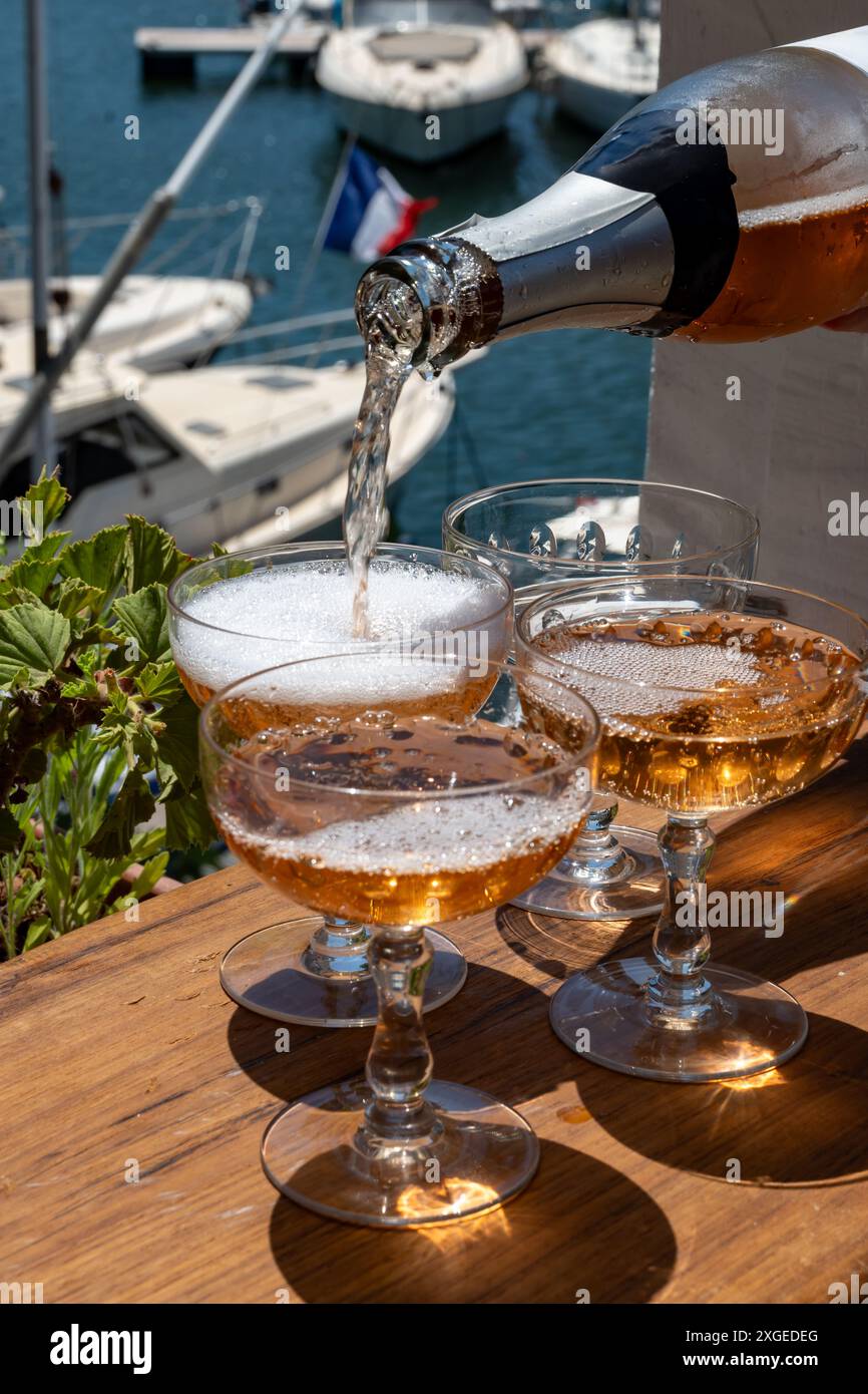 Französischer Brut Rose Champagner Sekt in Coupé Gläsern im Yachthafen von Port Grimaud in der Nähe von Saint-Tropez, French Riviera Urlaub, Var, Frankreich ist Stockfoto